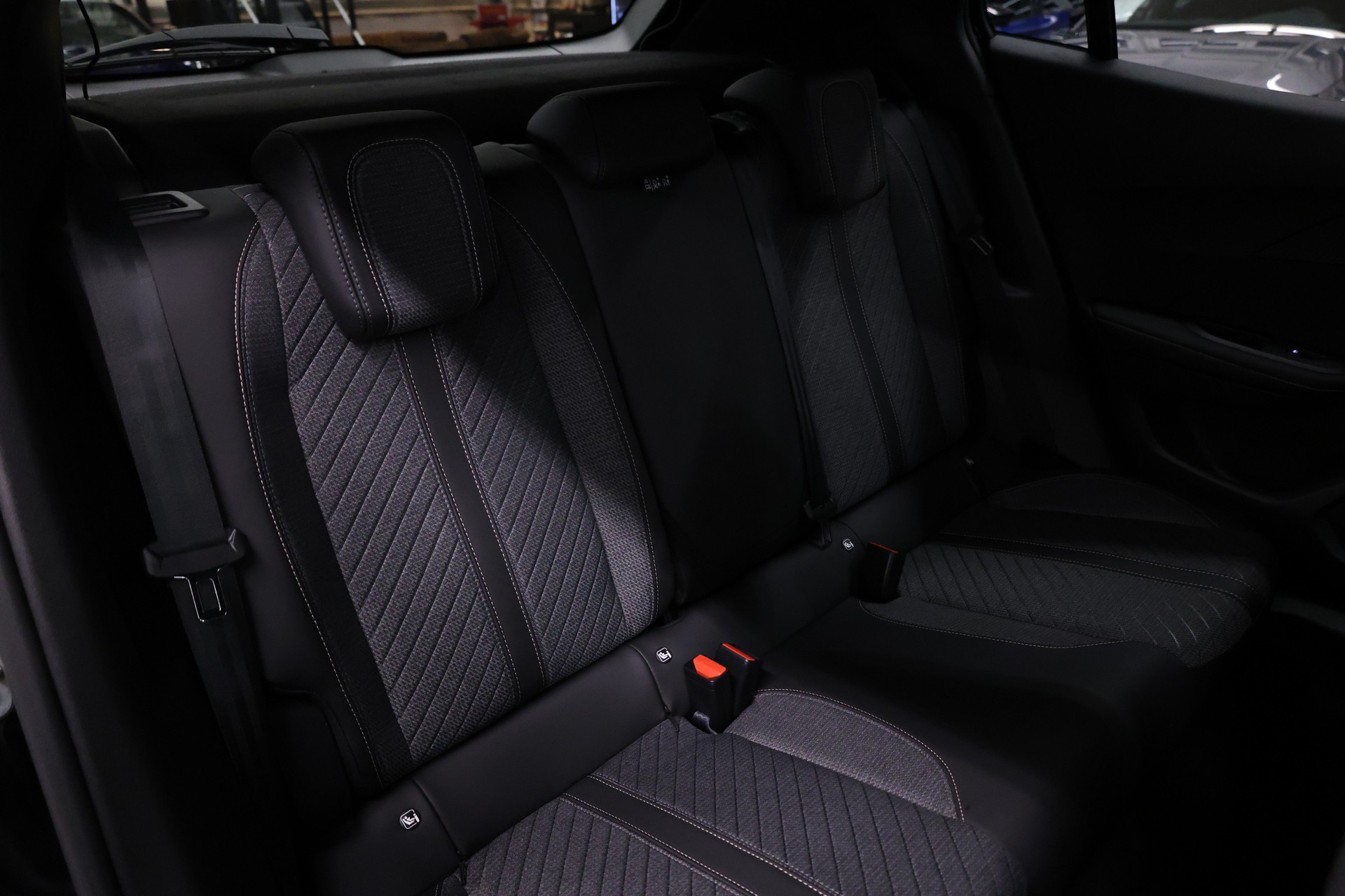 PEUGEOT 2008 1.2 Hybrid 145 Allure Premium-image-23