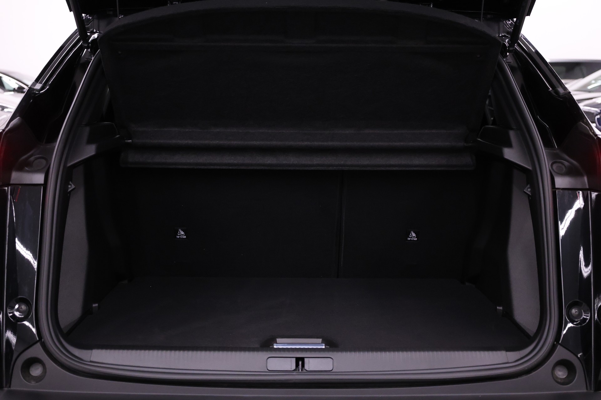 PEUGEOT 2008 1.2 Hybrid 145 Allure Premium-image-11