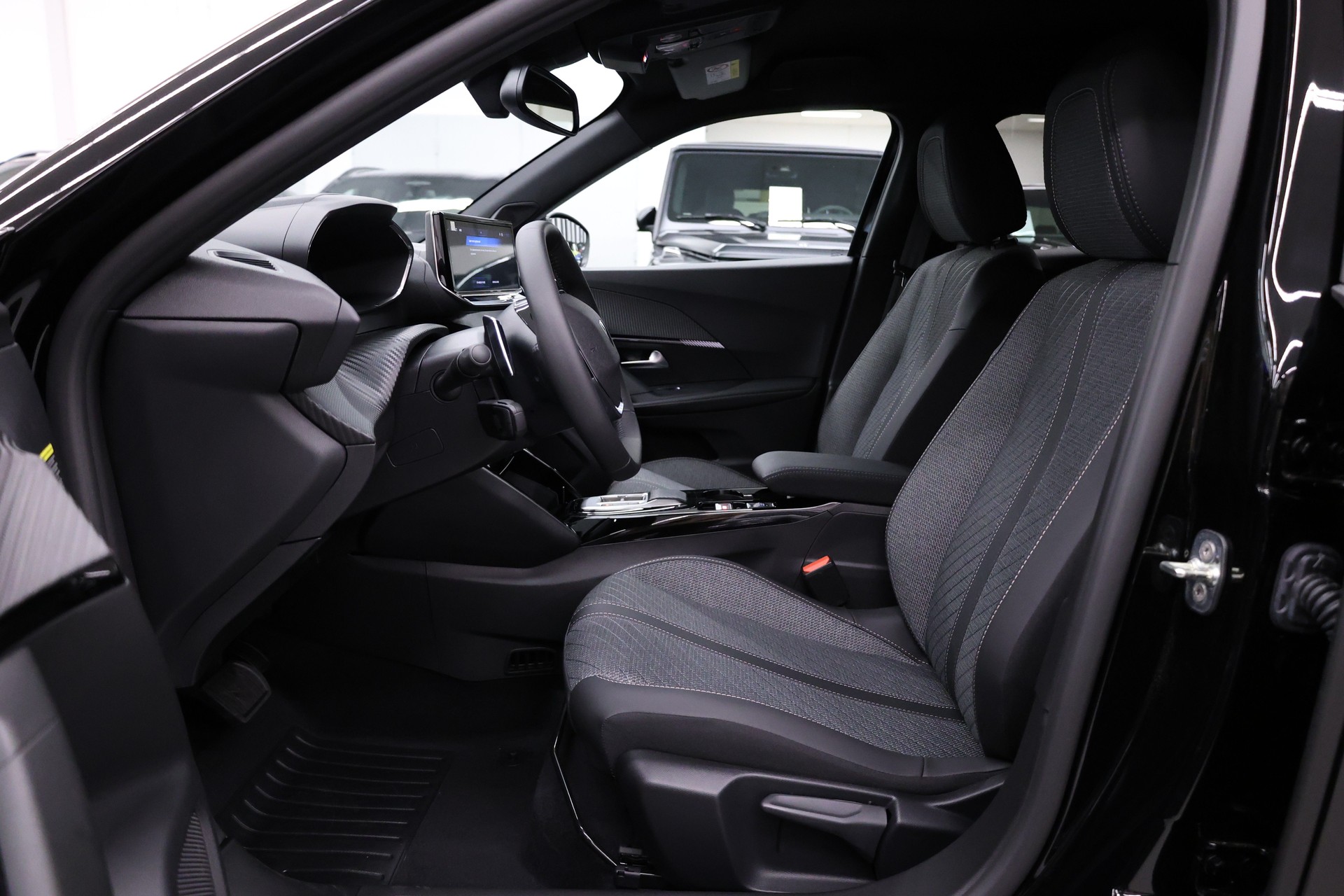 PEUGEOT 2008 1.2 Hybrid 145 Allure Premium-image-14