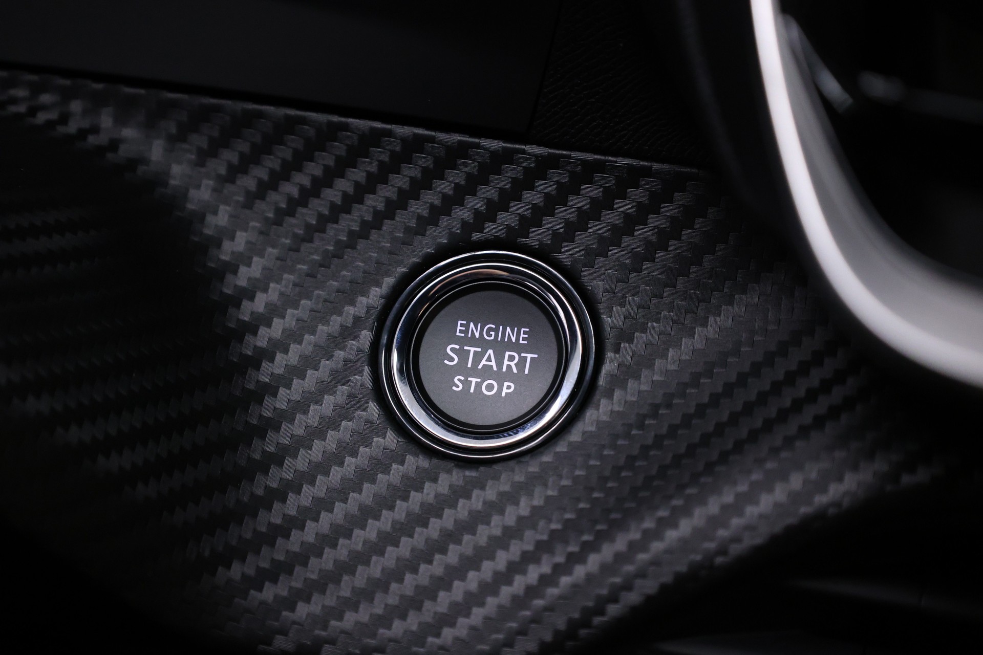 PEUGEOT 2008 1.2 Hybrid 145 Allure Premium-image-28