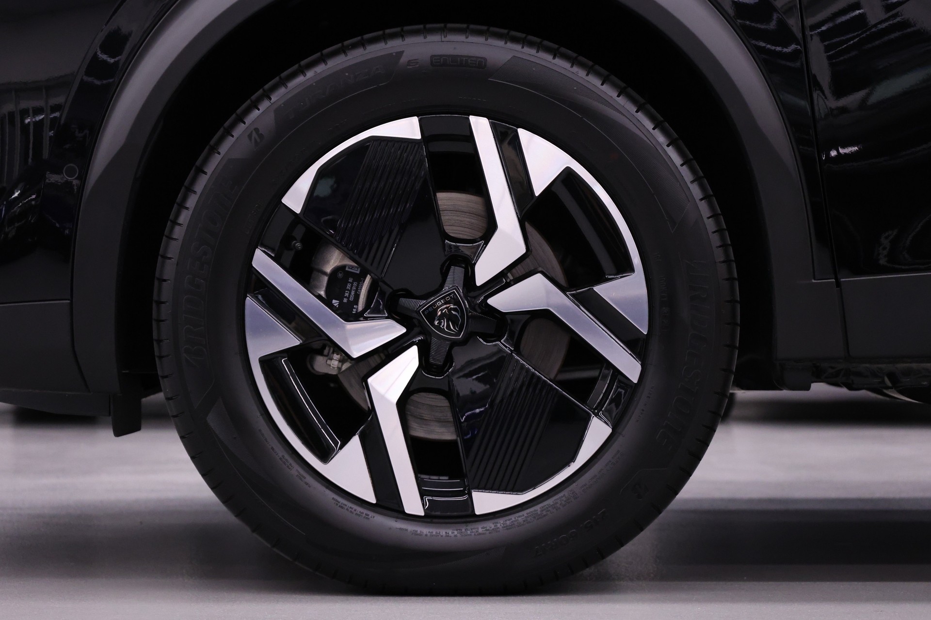 PEUGEOT 2008 1.2 Hybrid 145 Allure Premium-image-12
