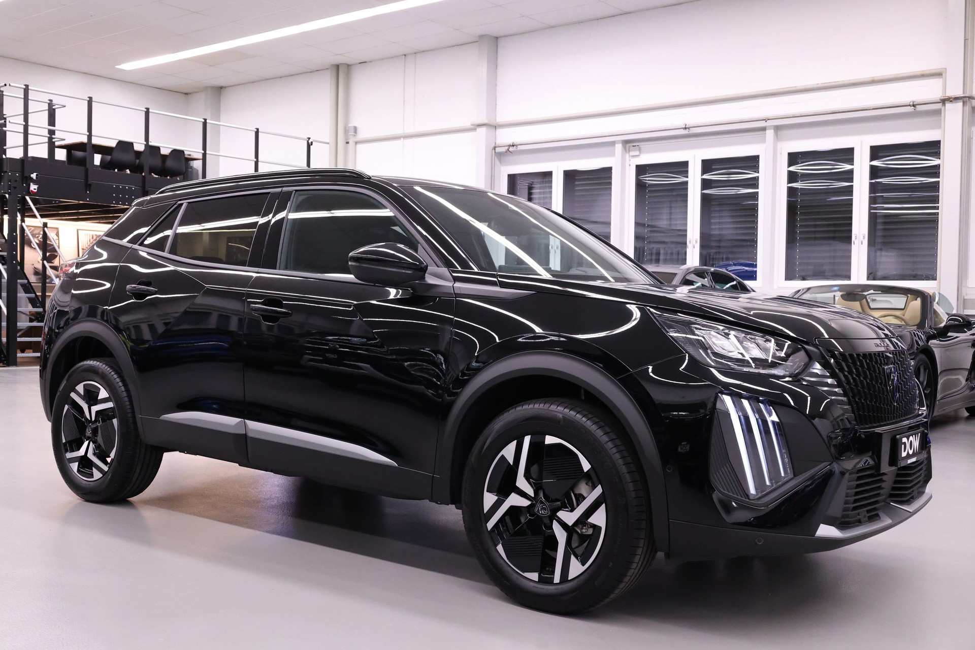 PEUGEOT 2008 1.2 Hybrid 145 Allure Premium-showroom-element-1
