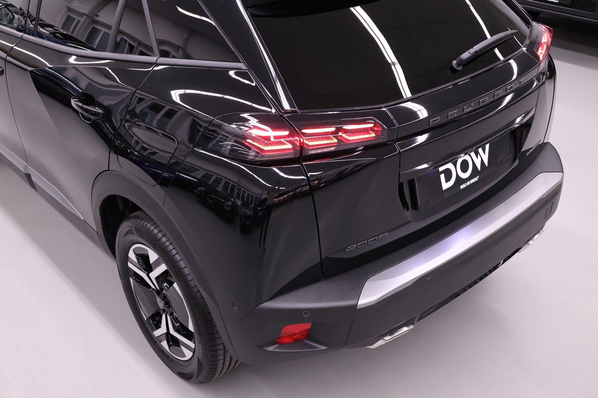PEUGEOT 2008 1.2 Hybrid 145 Allure Premium-image-10