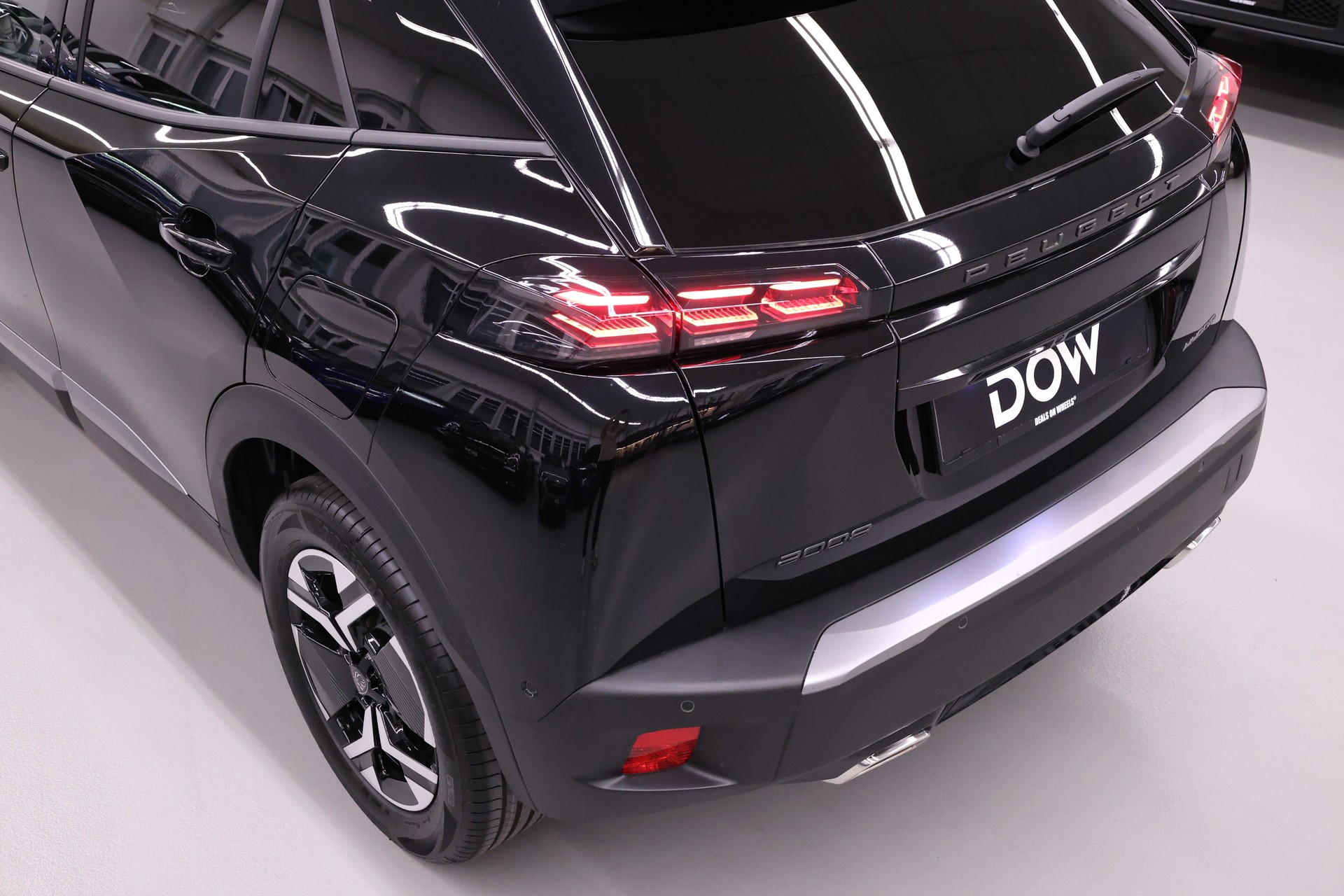 PEUGEOT 2008 1.2 Hybrid 145 Allure Premium-image-10