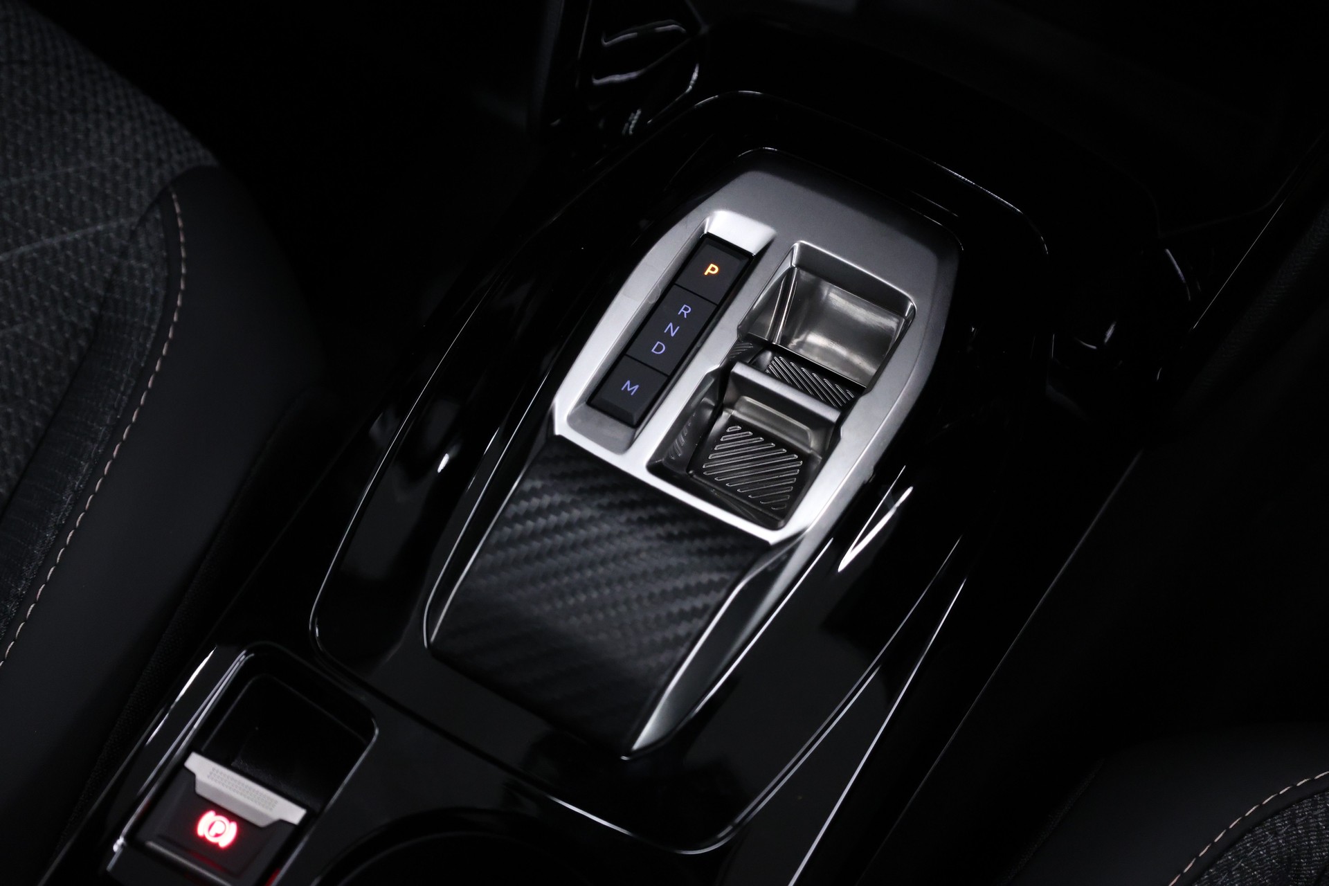 PEUGEOT 2008 1.2 Hybrid 145 Allure Premium-image-26