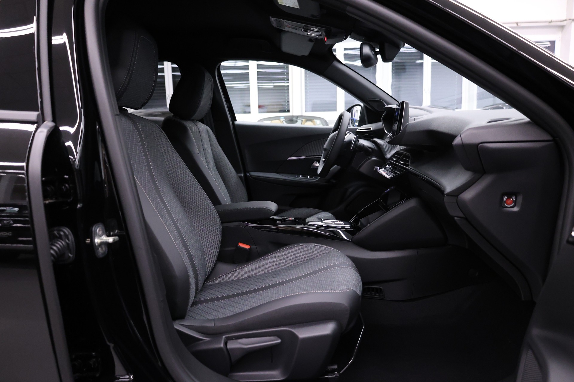 PEUGEOT 2008 1.2 Hybrid 145 Allure Premium-image-15