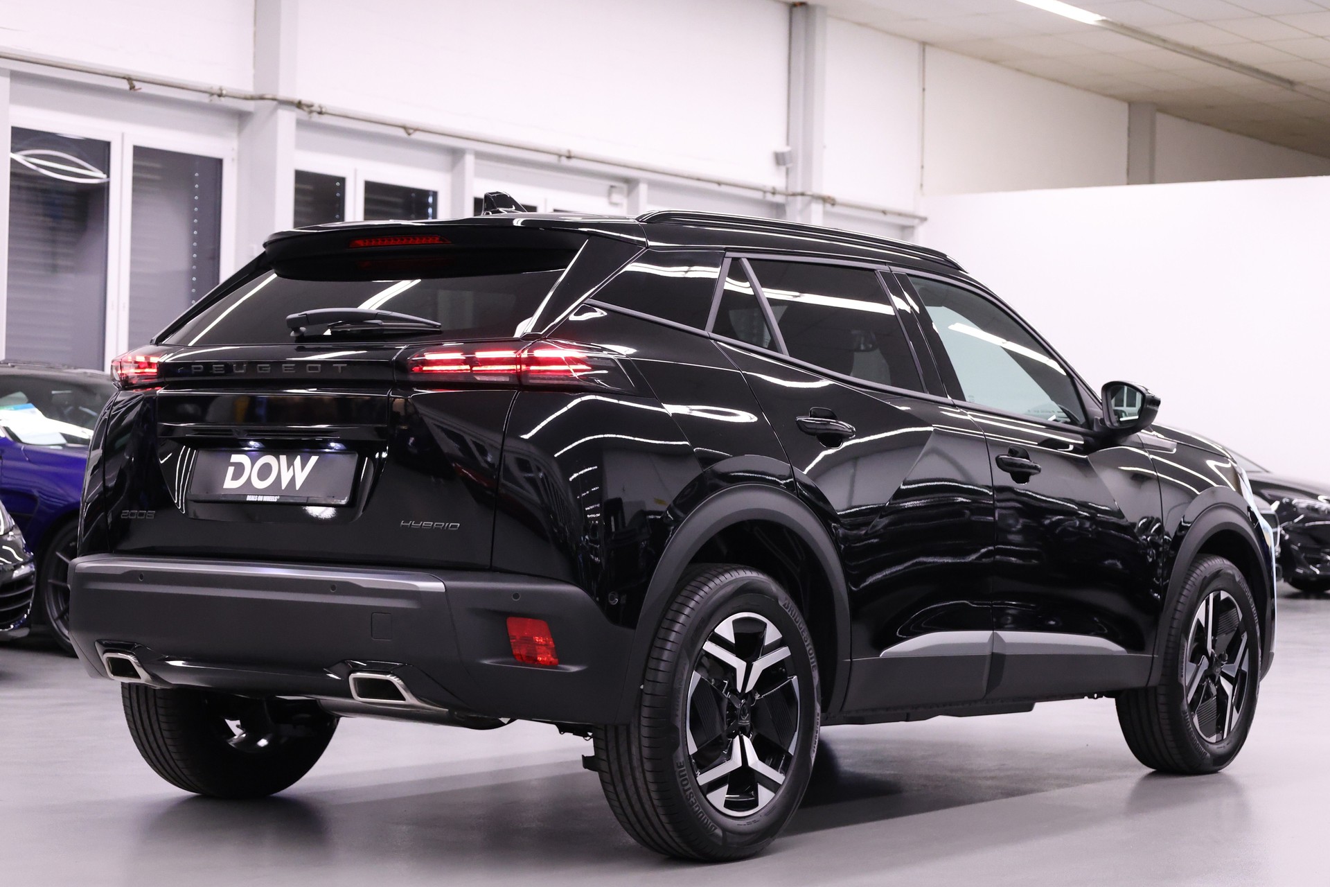 PEUGEOT 2008 1.2 Hybrid 145 Allure Premium-image-8
