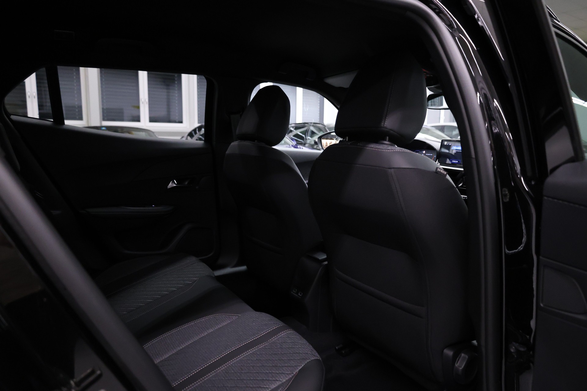 PEUGEOT 2008 1.2 Hybrid 145 Allure Premium-image-22