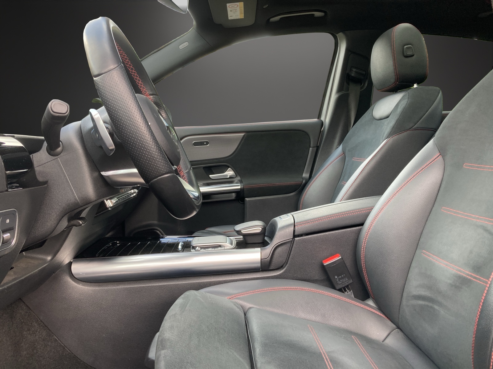 MERCEDES-BENZ EQB 300 4Matic AMG Line-image-9