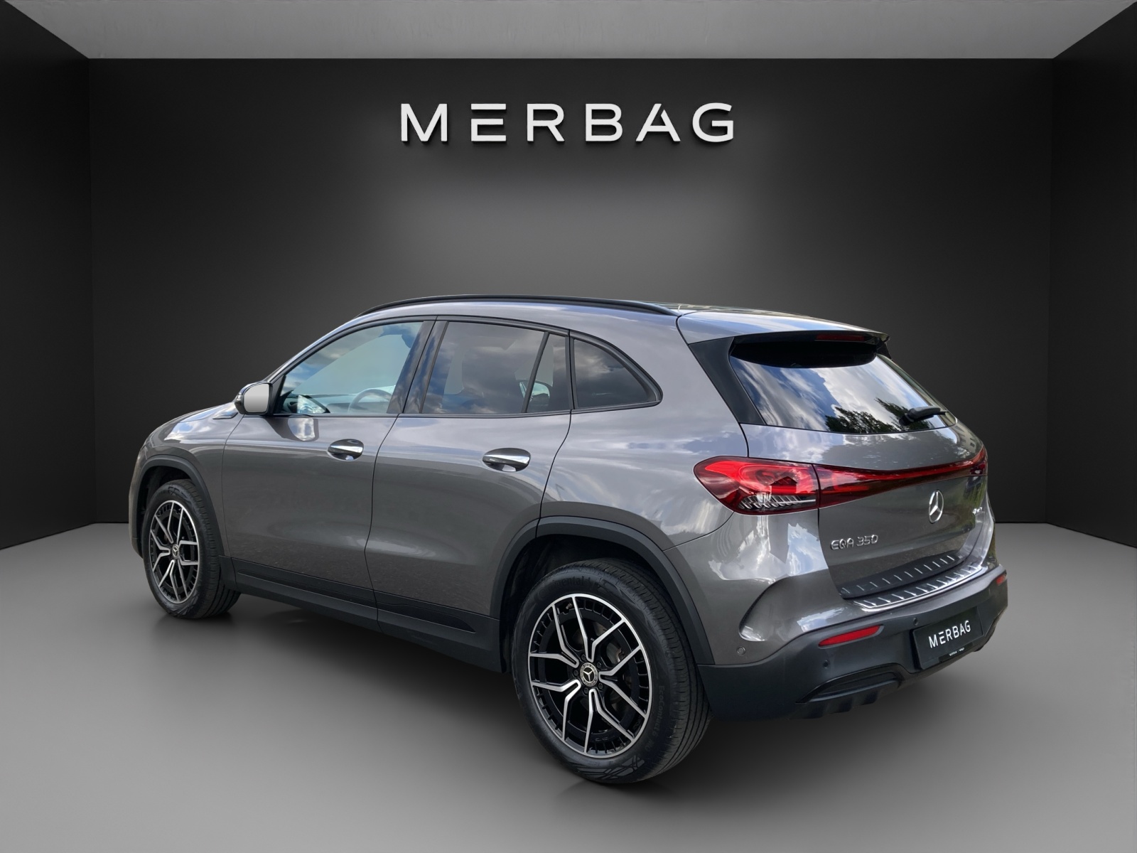 MERCEDES-BENZ EQB 300 4Matic AMG Line-image-2
