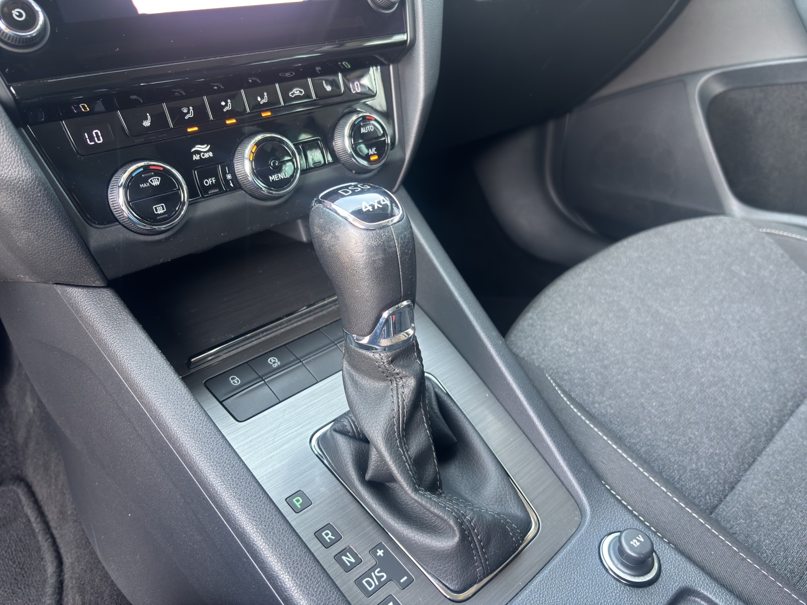 SKODA Octavia Combi 2.0 TSI Soleil 4x4 DSG-image-9
