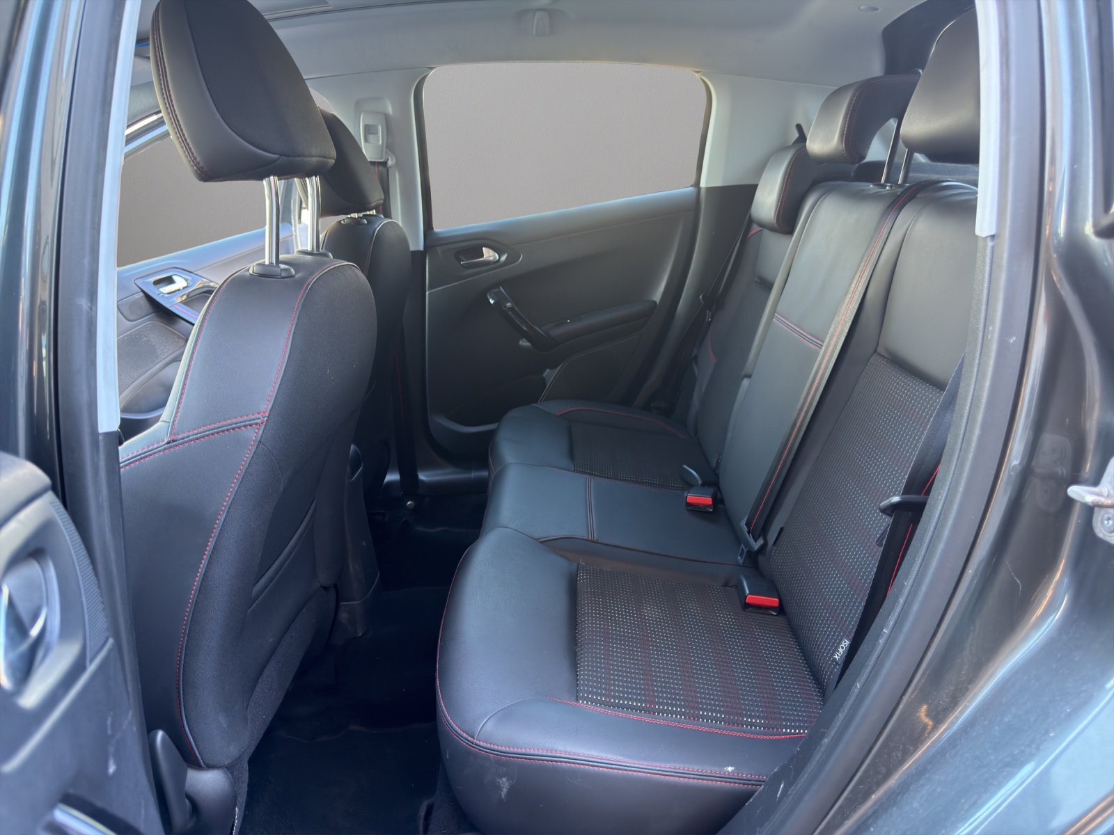 PEUGEOT 208 1.2 PureTech GT Line-image-12