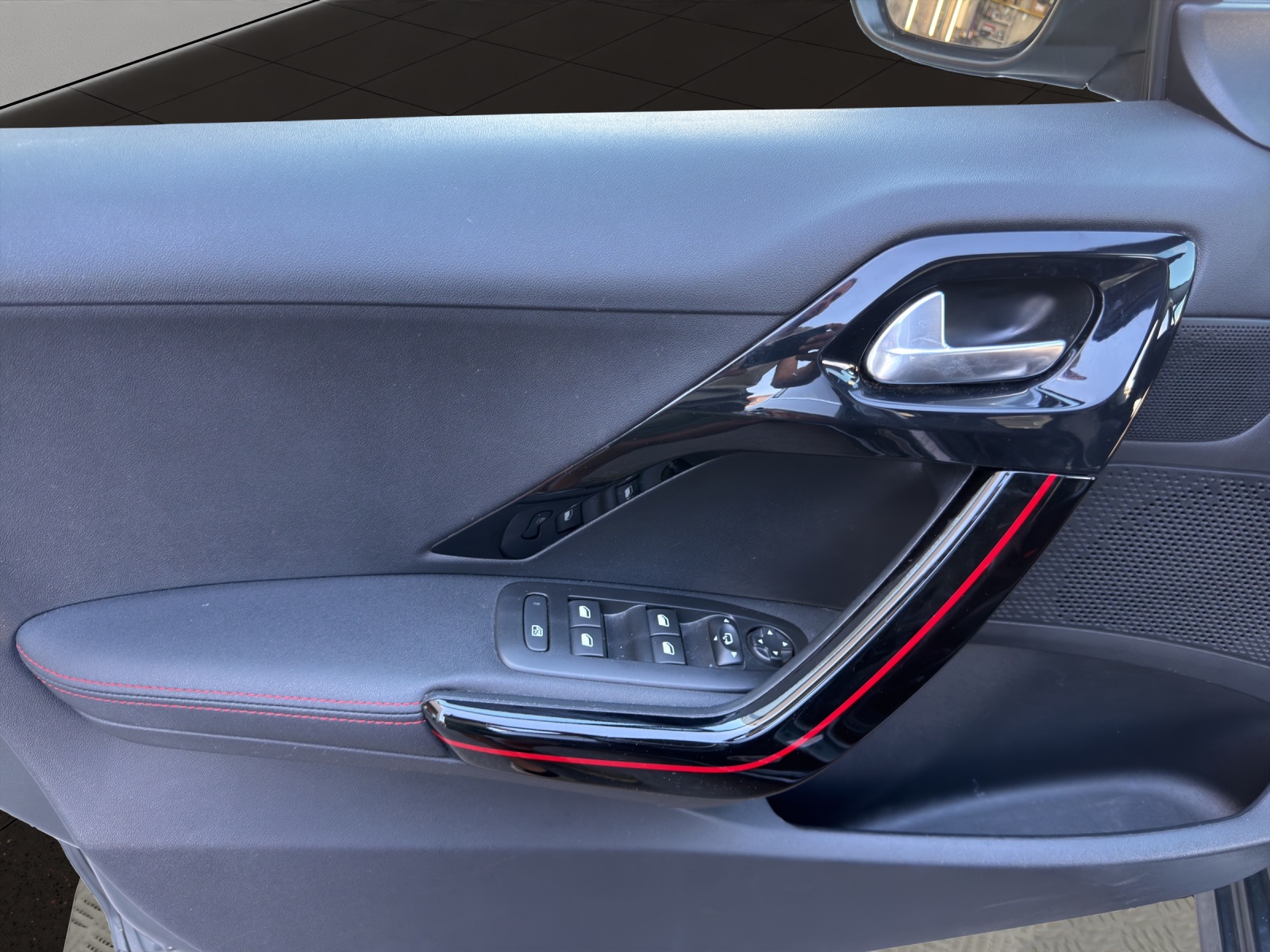 PEUGEOT 208 1.2 PureTech GT Line-image-11