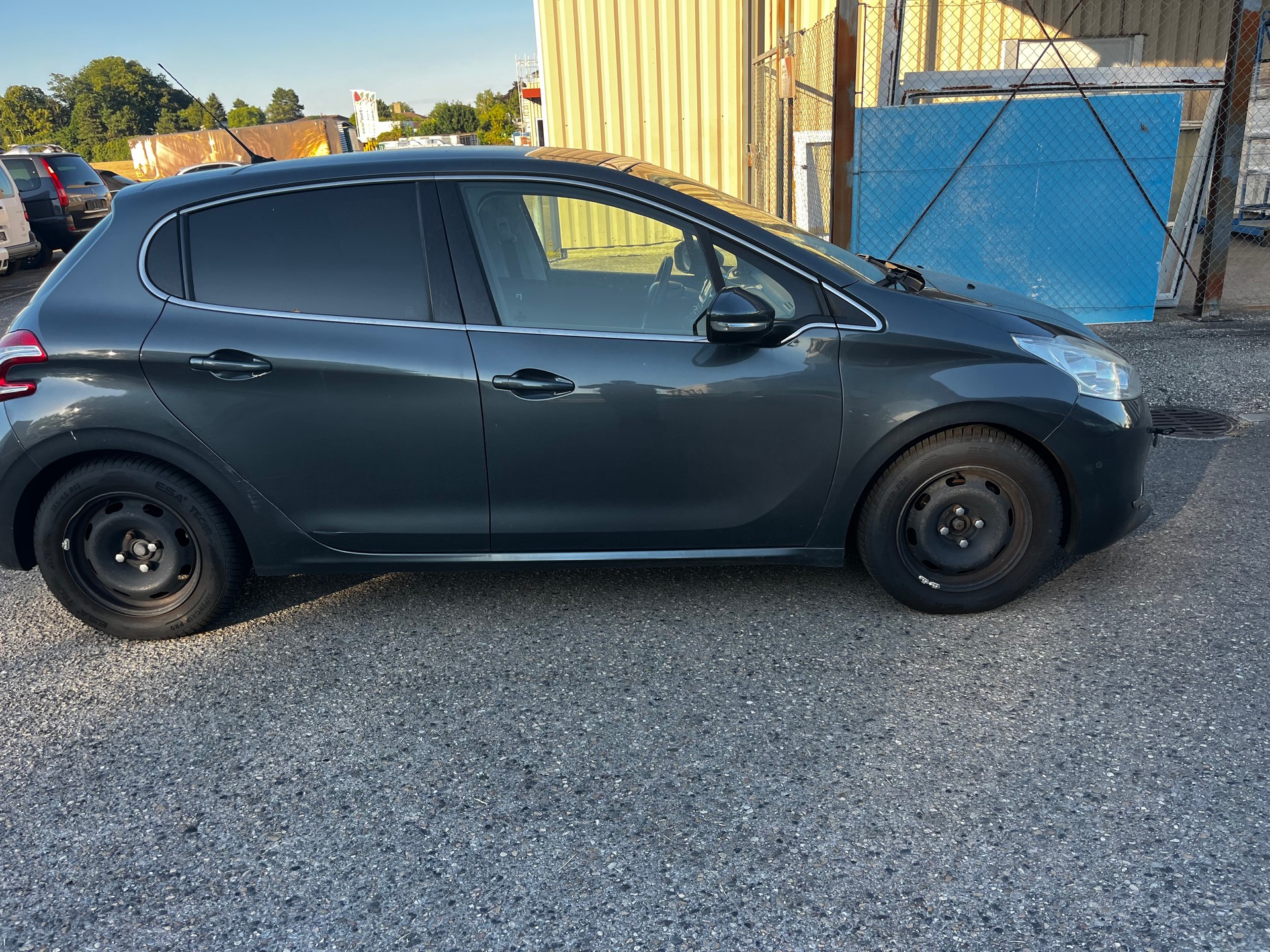 PEUGEOT 208 1.2 THP Allure-image-2