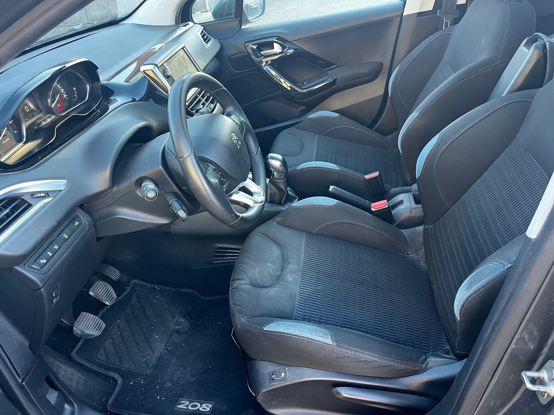 PEUGEOT 208 1.2 THP Allure-image-12