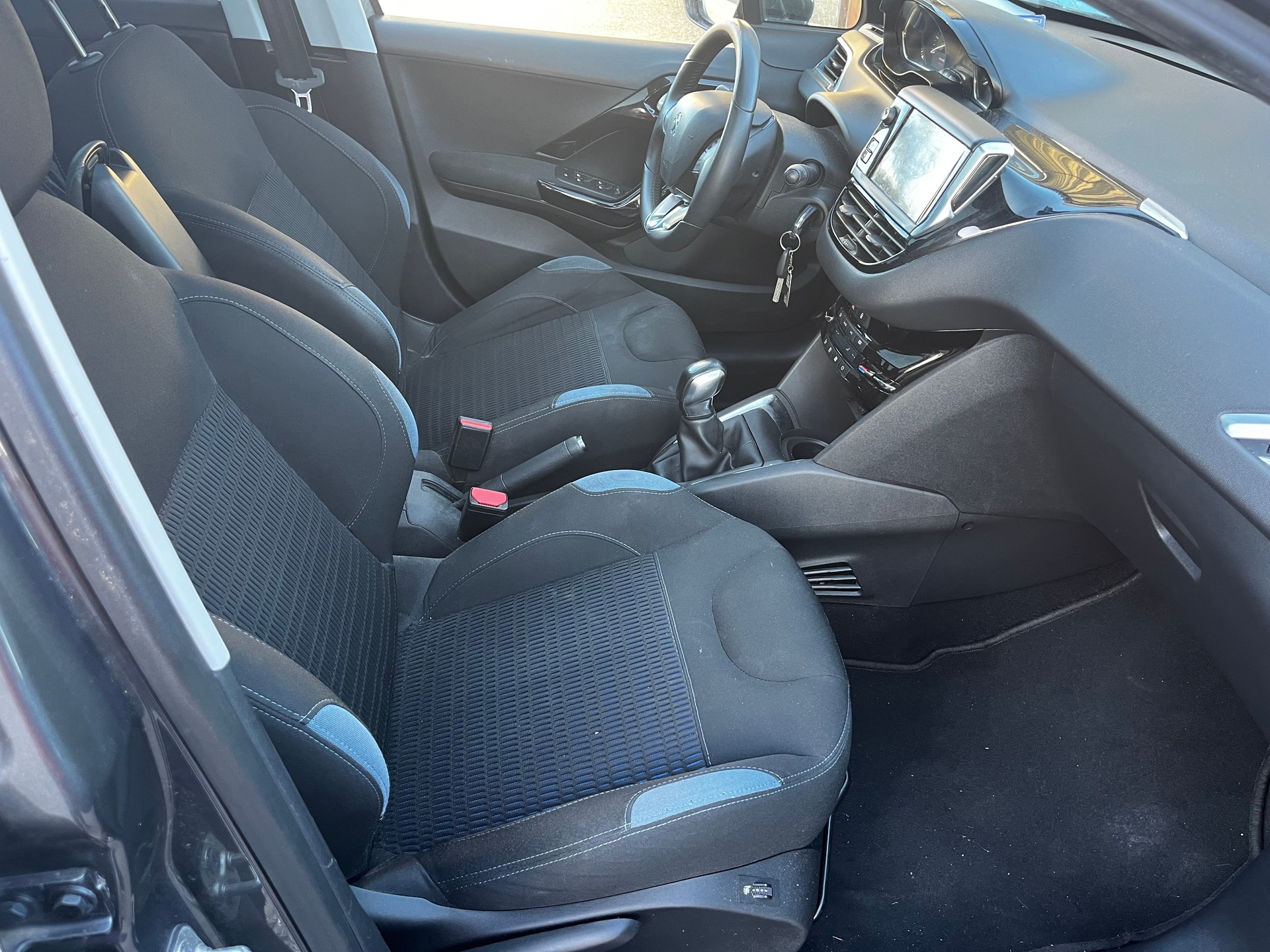 PEUGEOT 208 1.2 THP Allure-image-9
