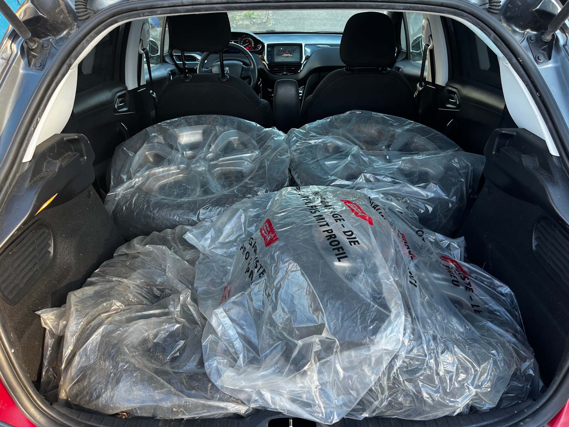PEUGEOT 208 1.2 THP Allure-image-13