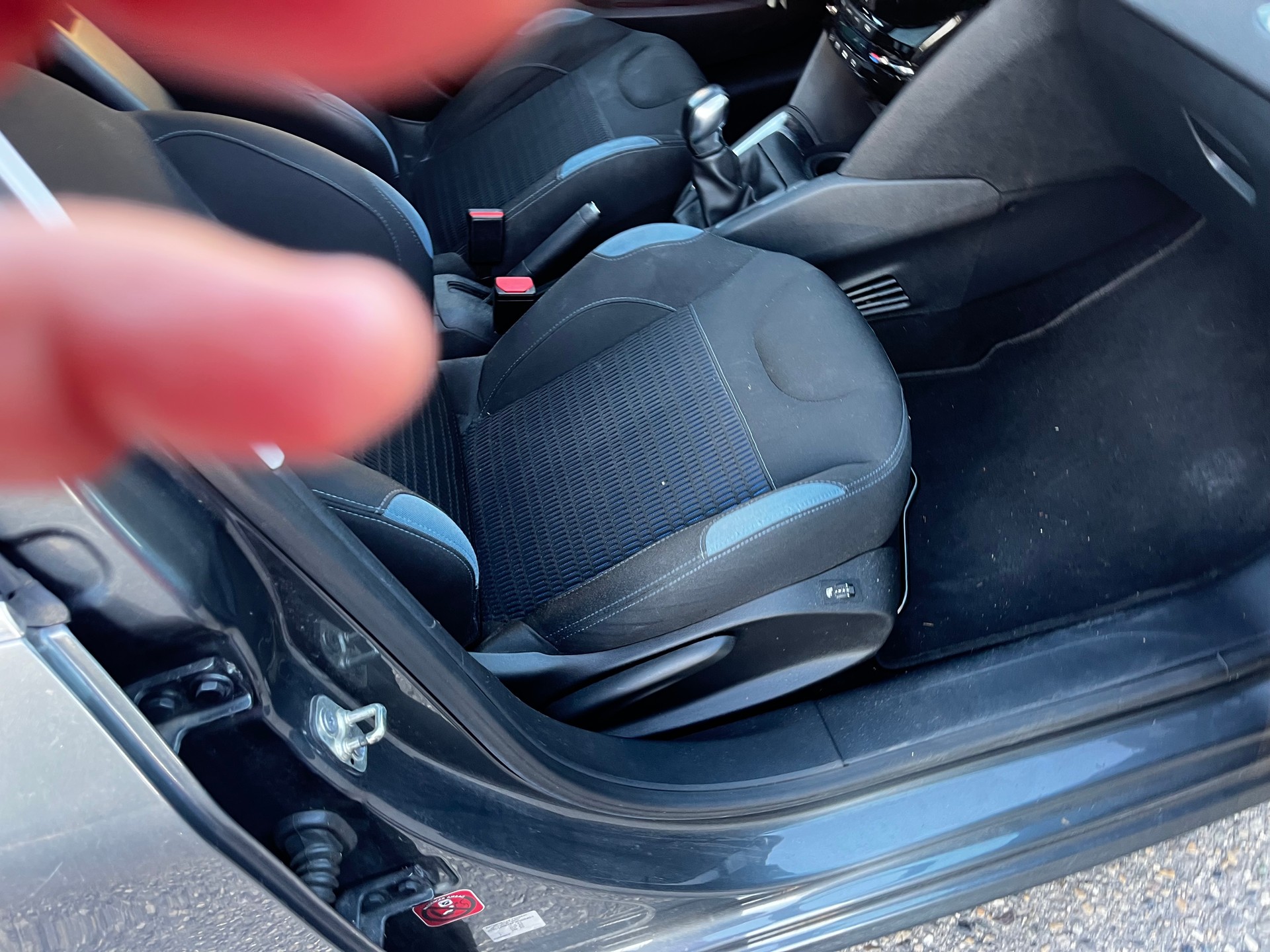 PEUGEOT 208 1.2 THP Allure-image-8