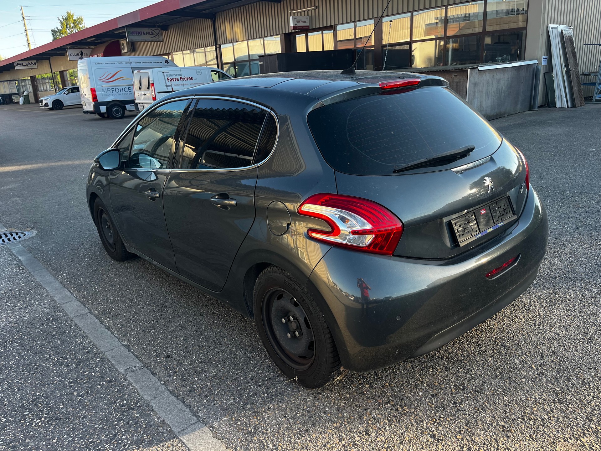 PEUGEOT 208 1.2 THP Allure-image-4