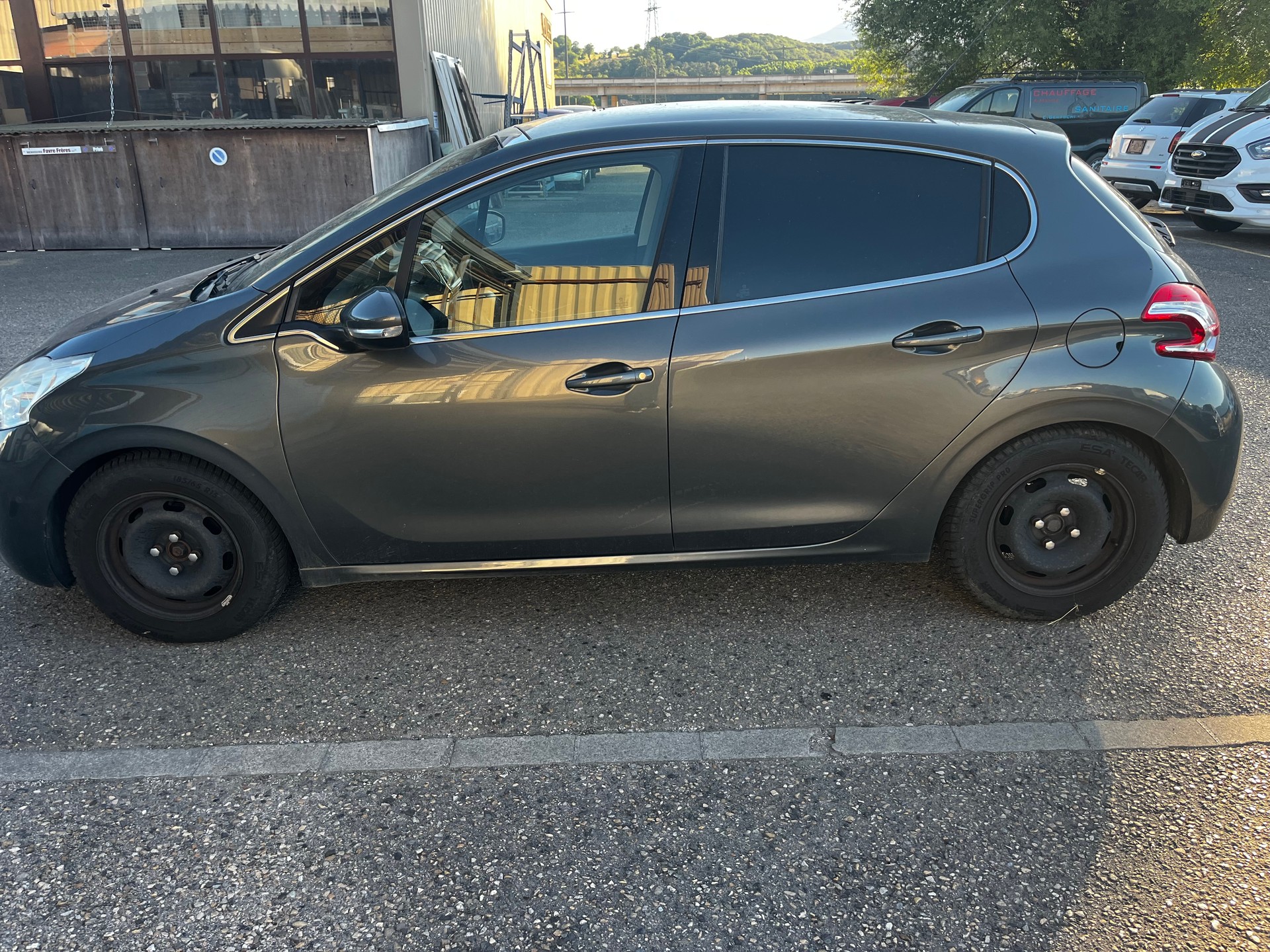 PEUGEOT 208 1.2 THP Allure-image-5