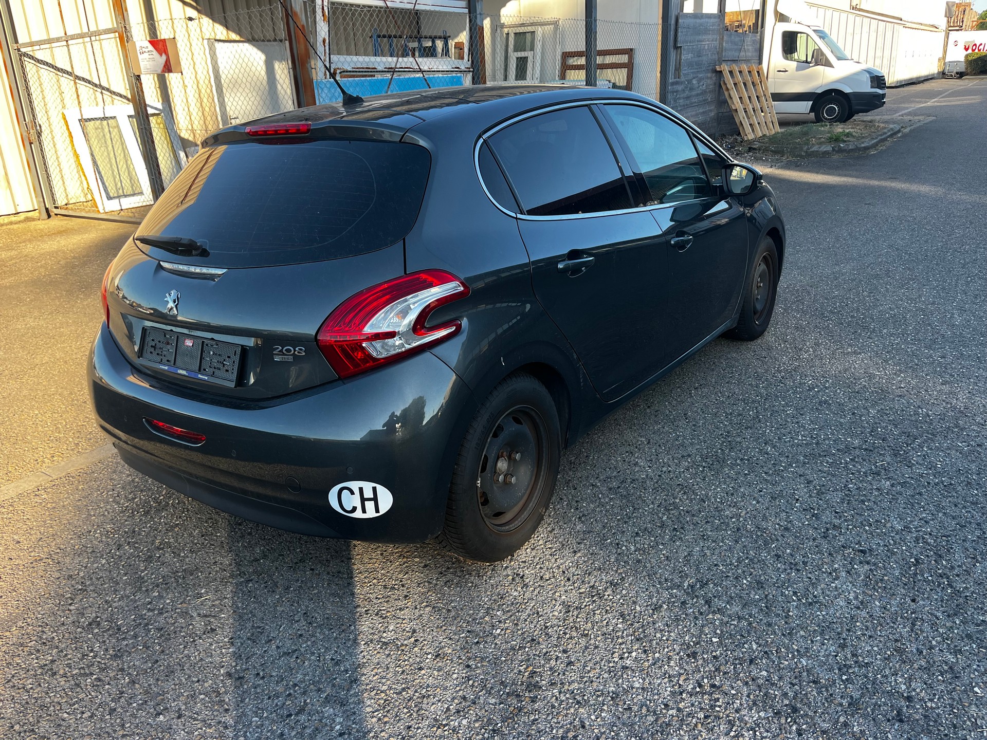 PEUGEOT 208 1.2 THP Allure-image-6
