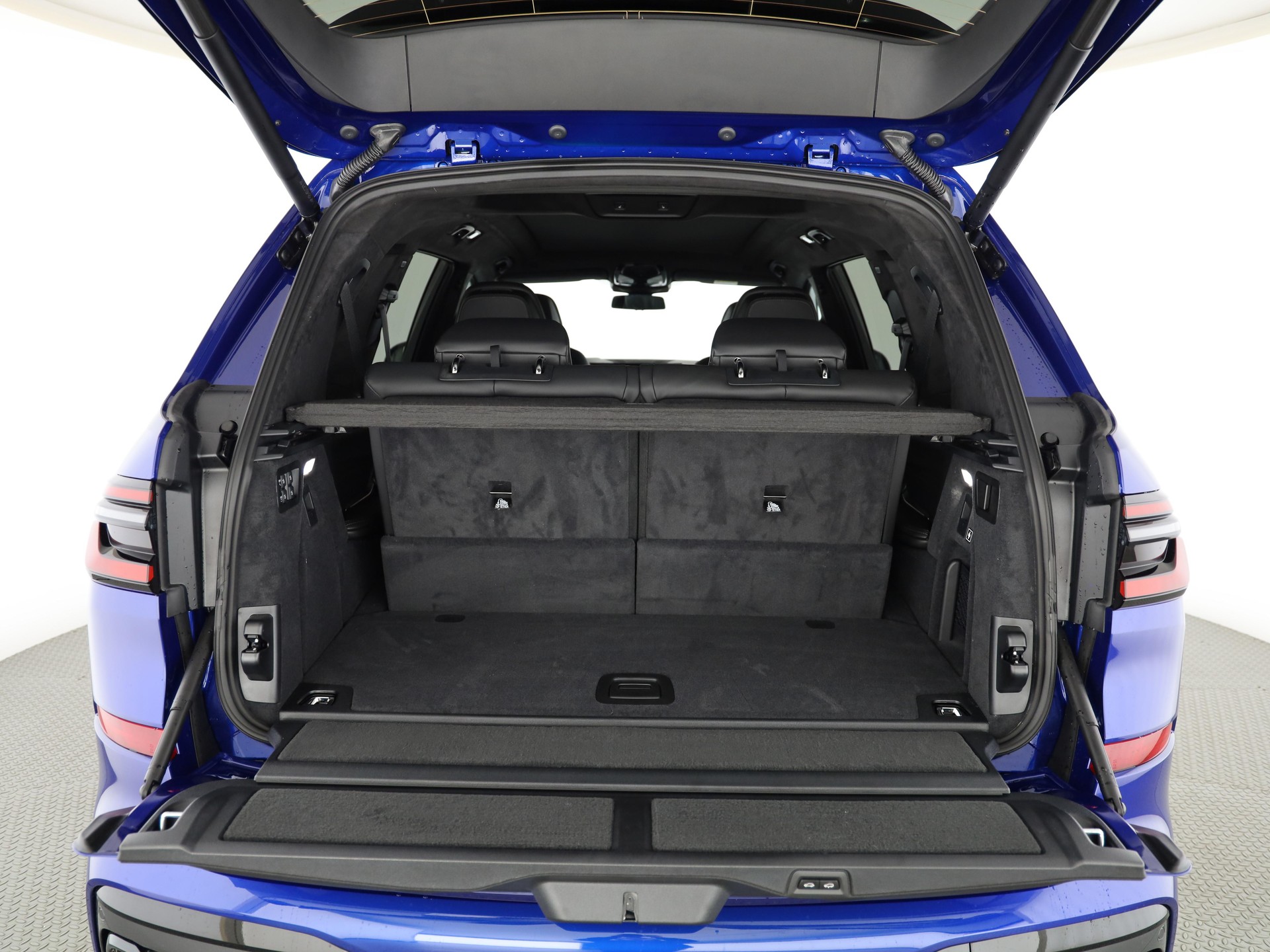 BMW X7 M60i-image-12