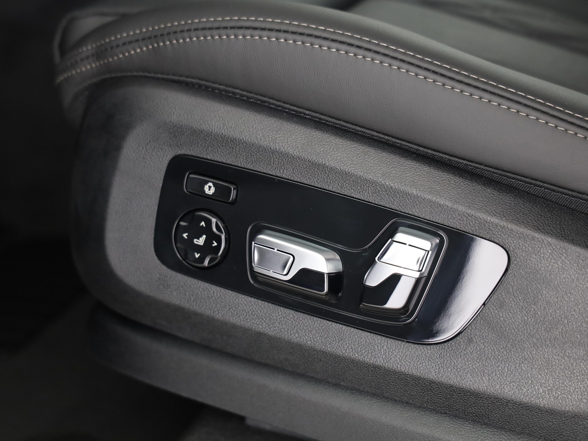 BMW X7 M60i-image-9