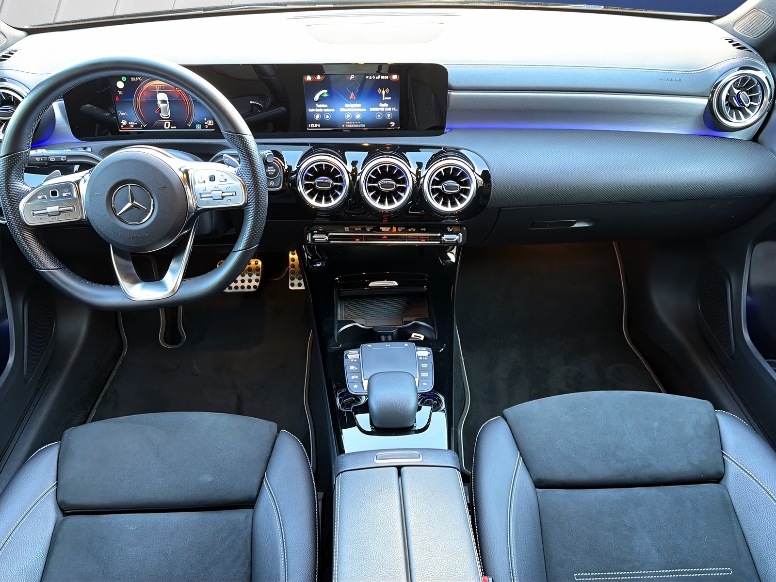 MERCEDES-BENZ A 200 d AMG Line 8G-DCT-image-9
