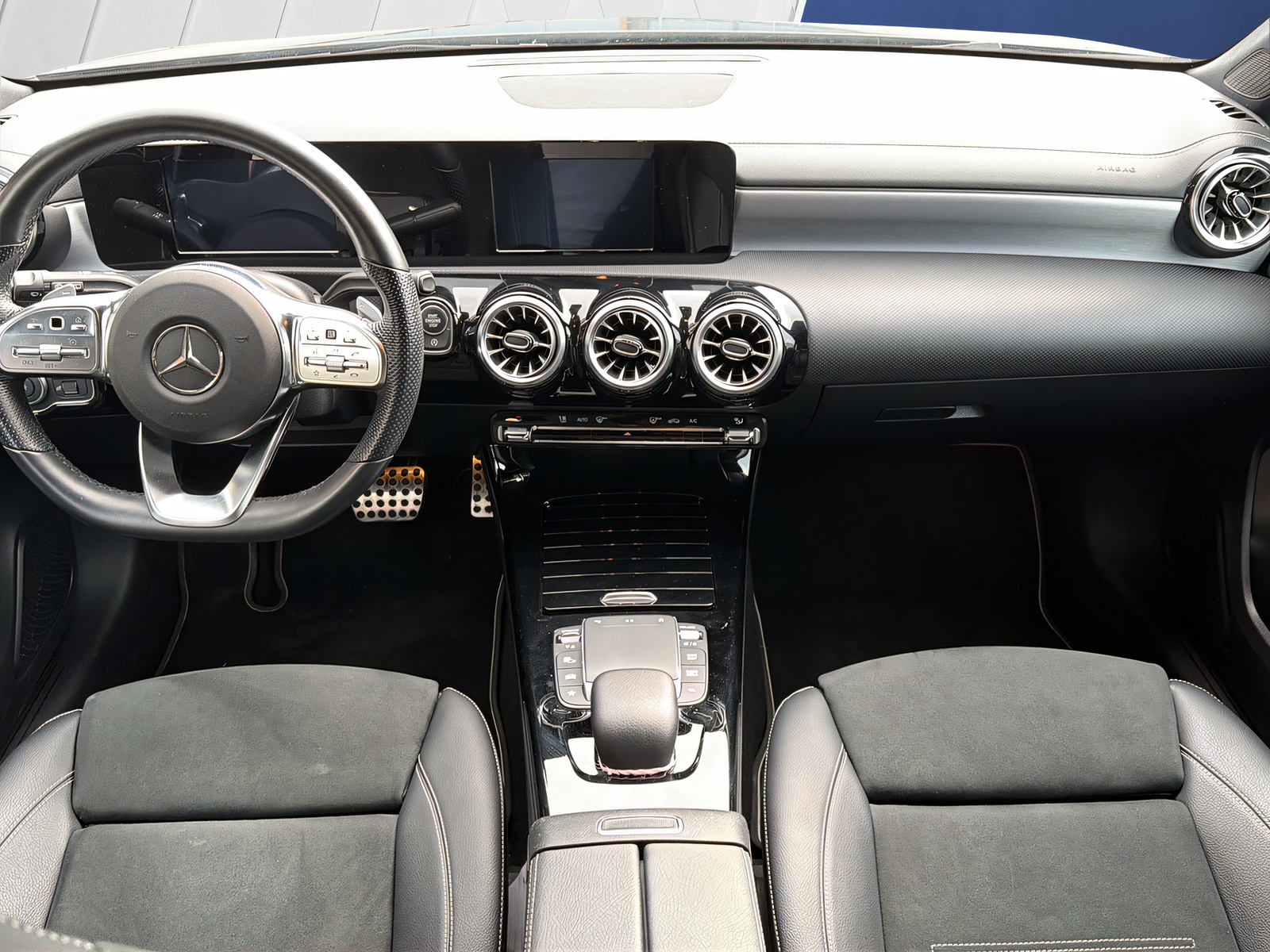 MERCEDES-BENZ A 200 d AMG Line 8G-DCT-image-9