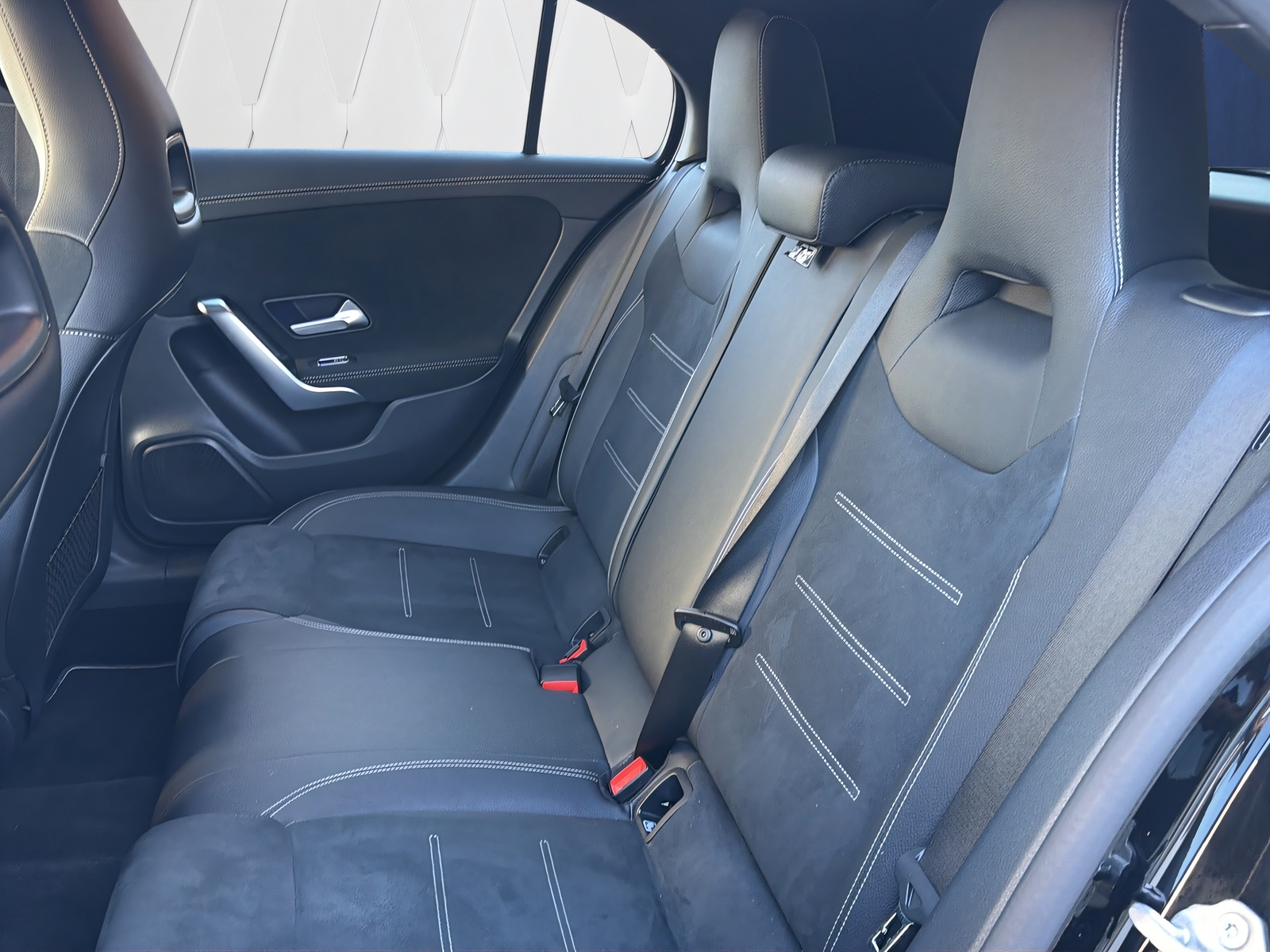 MERCEDES-BENZ A 200 d AMG Line 8G-DCT-image-11