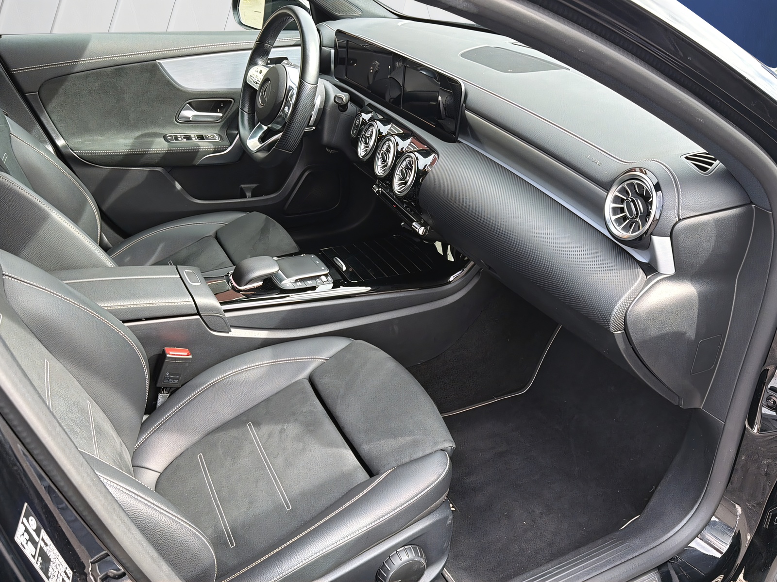 MERCEDES-BENZ A 200 d AMG Line 8G-DCT-image-10
