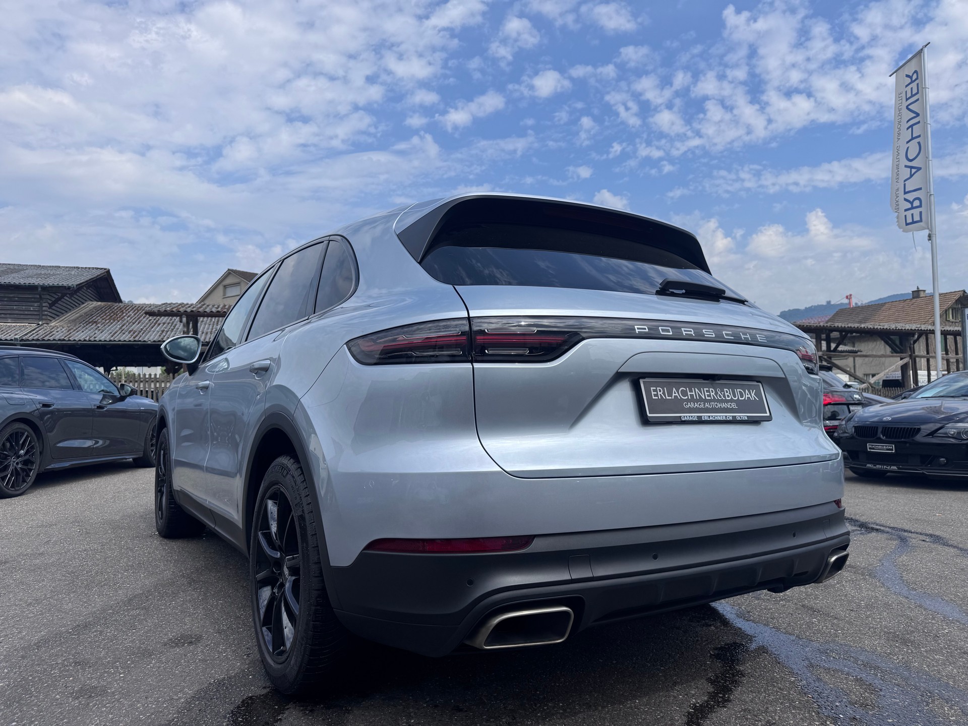 PORSCHE Cayenne-showroom-element-3