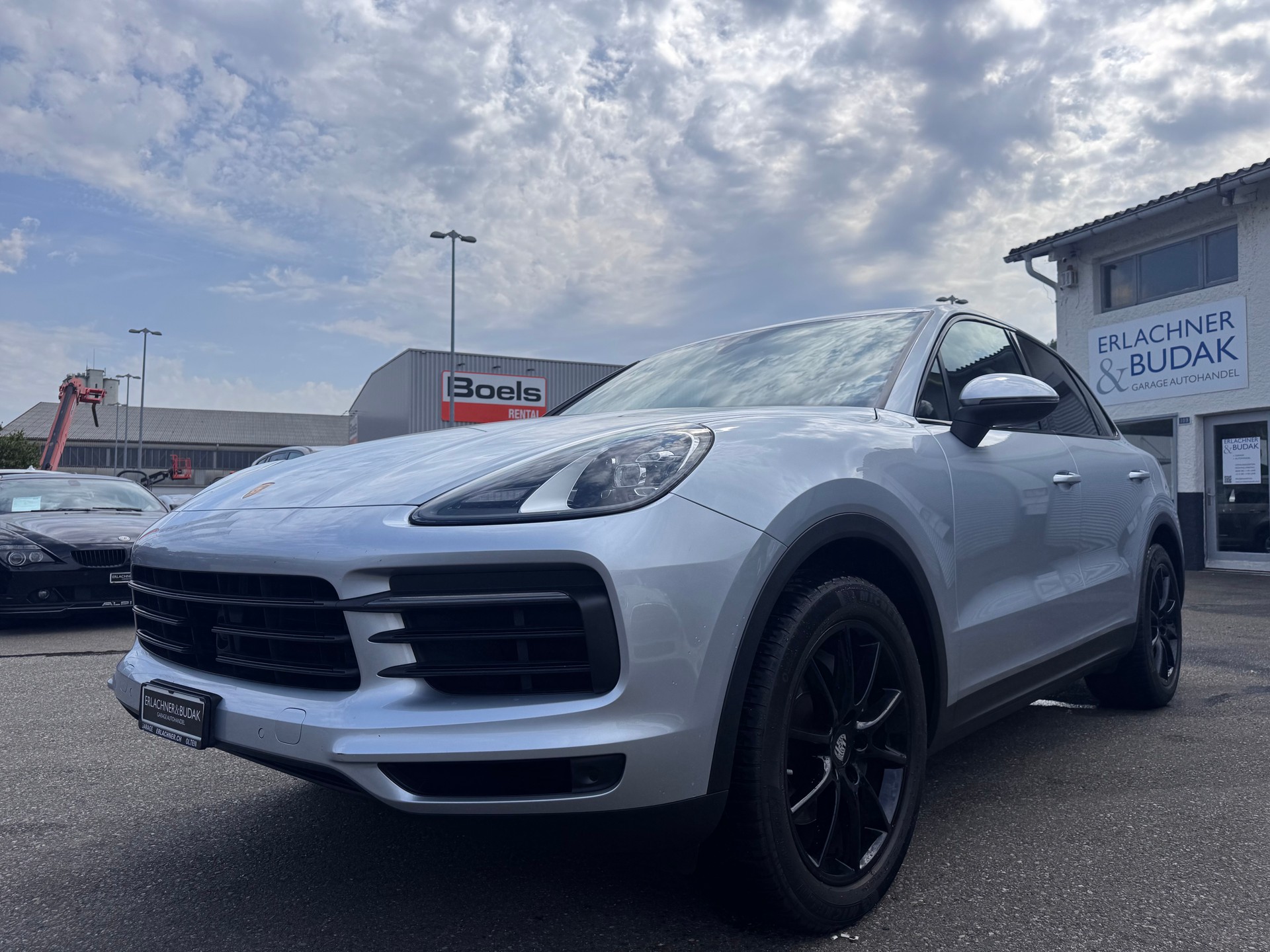 PORSCHE Cayenne-showroom-element-1