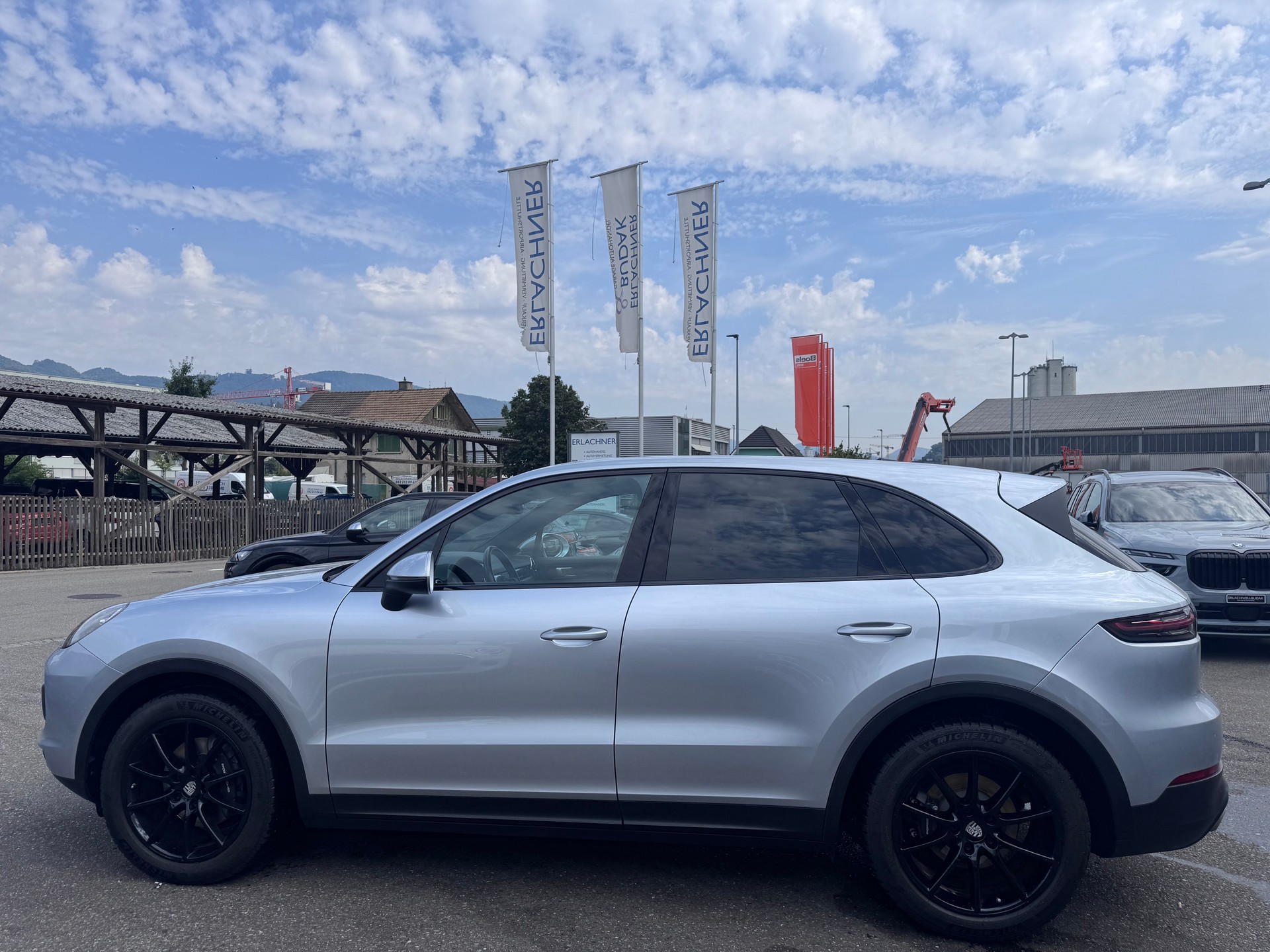 PORSCHE Cayenne-showroom-element-2