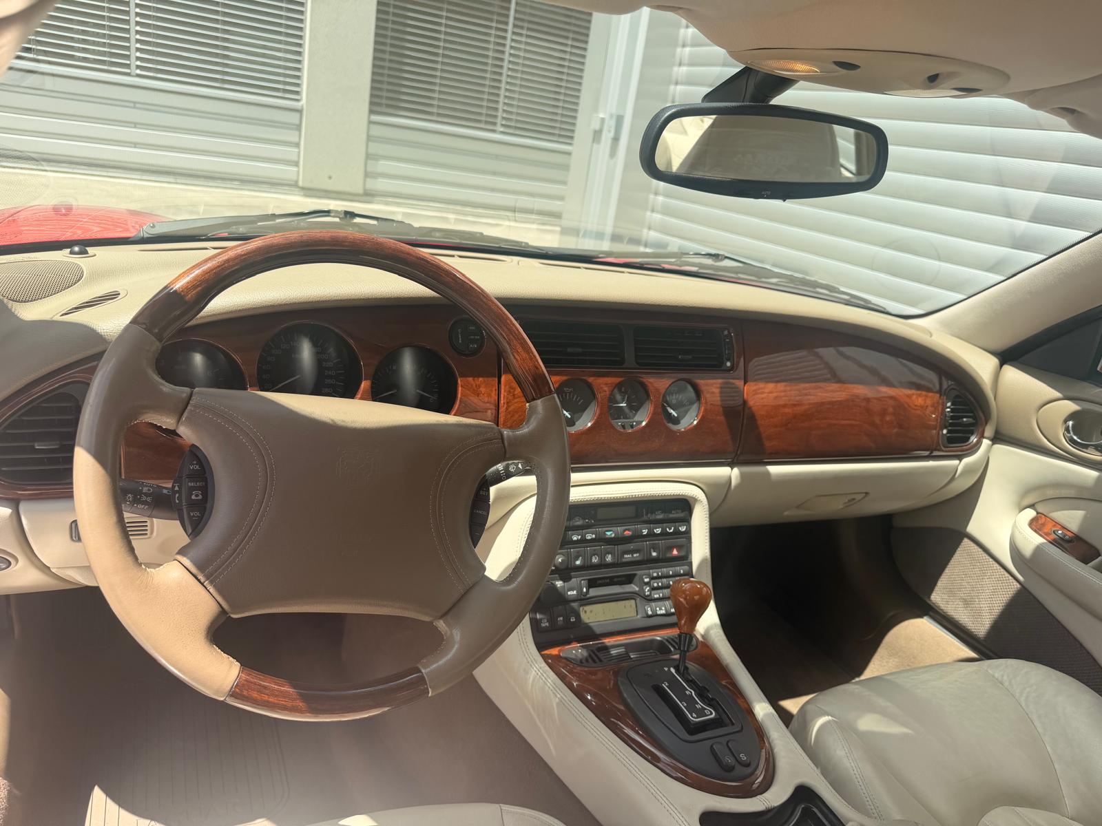JAGUAR XK8-image-7