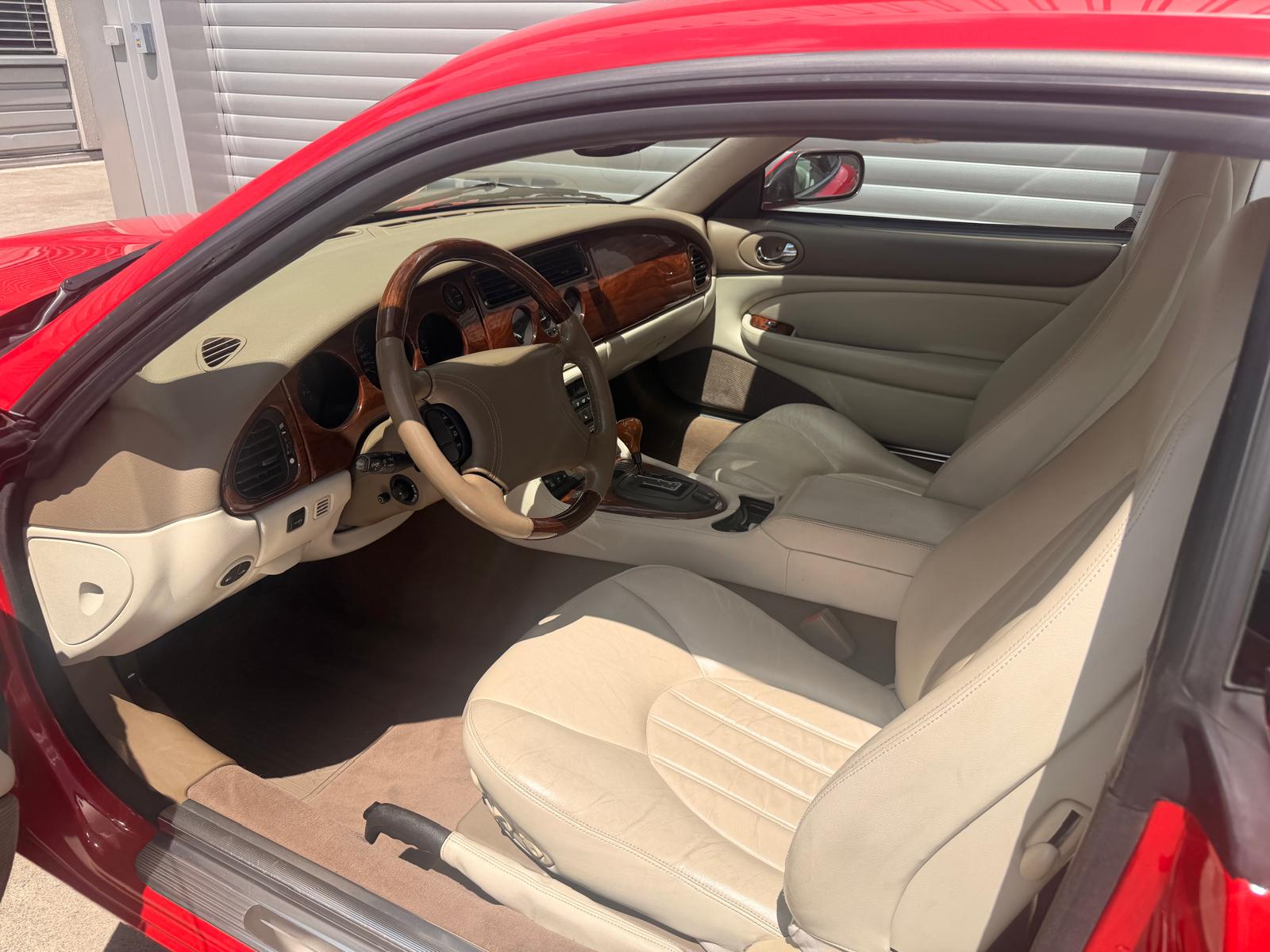 JAGUAR XK8-image-6