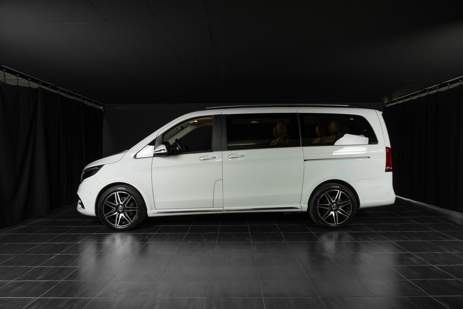 MERCEDES-BENZ V 300 d lang Avantgarde 4Matic 9G-Tronic-showroom-element-1
