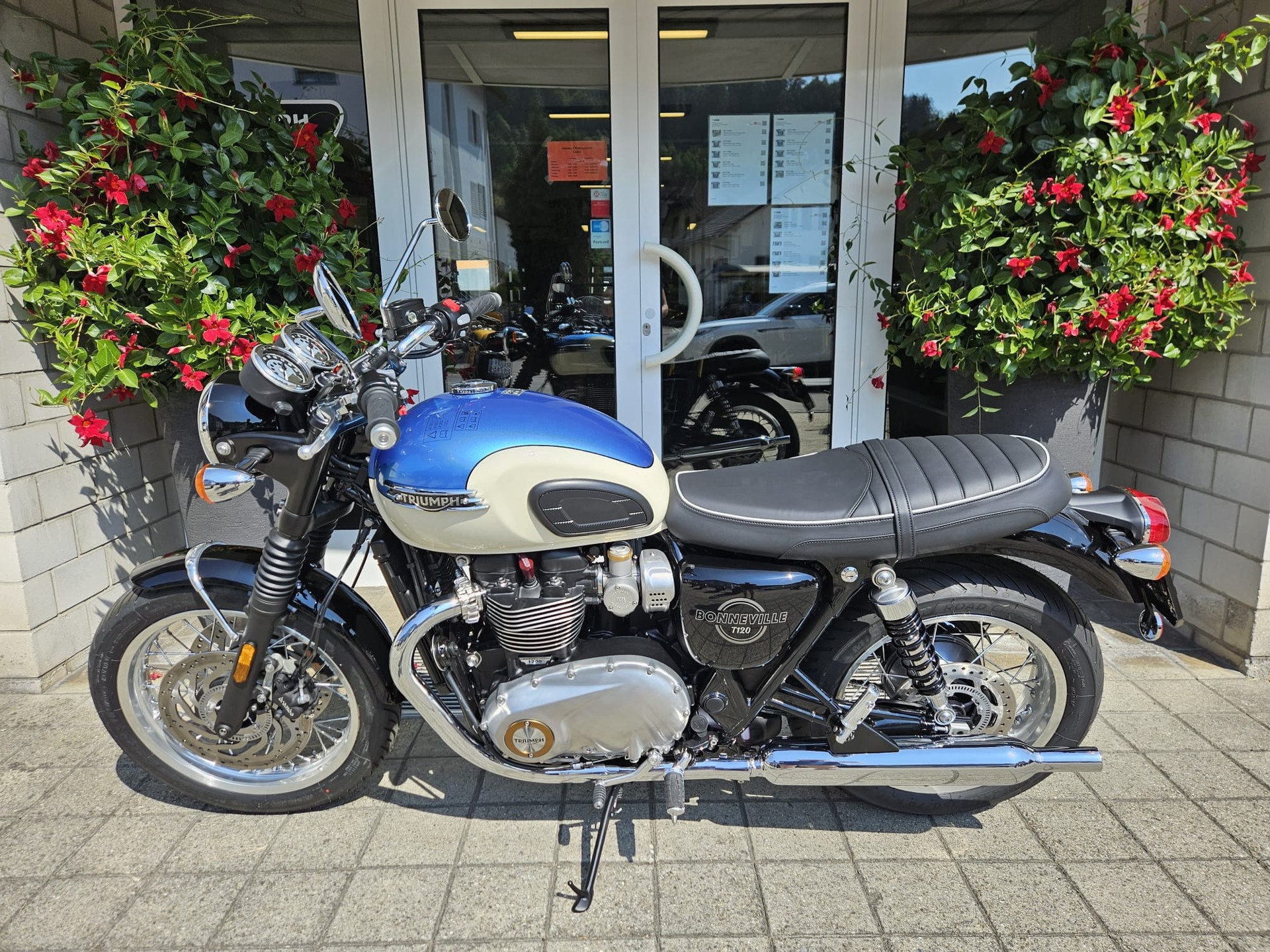 TRIUMPH Bonneville T120-showroom-element-3