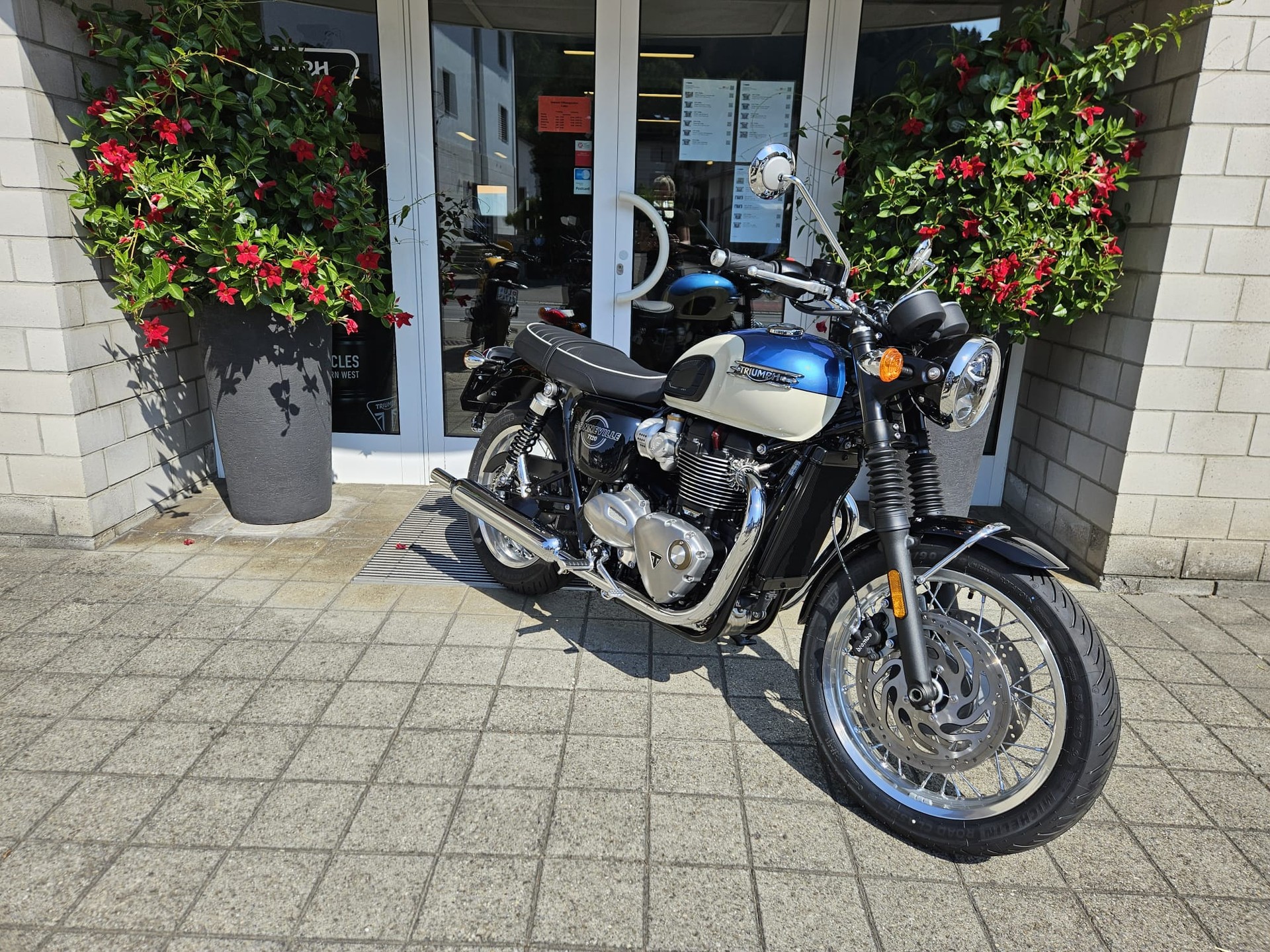 TRIUMPH Bonneville T120-showroom-element-2