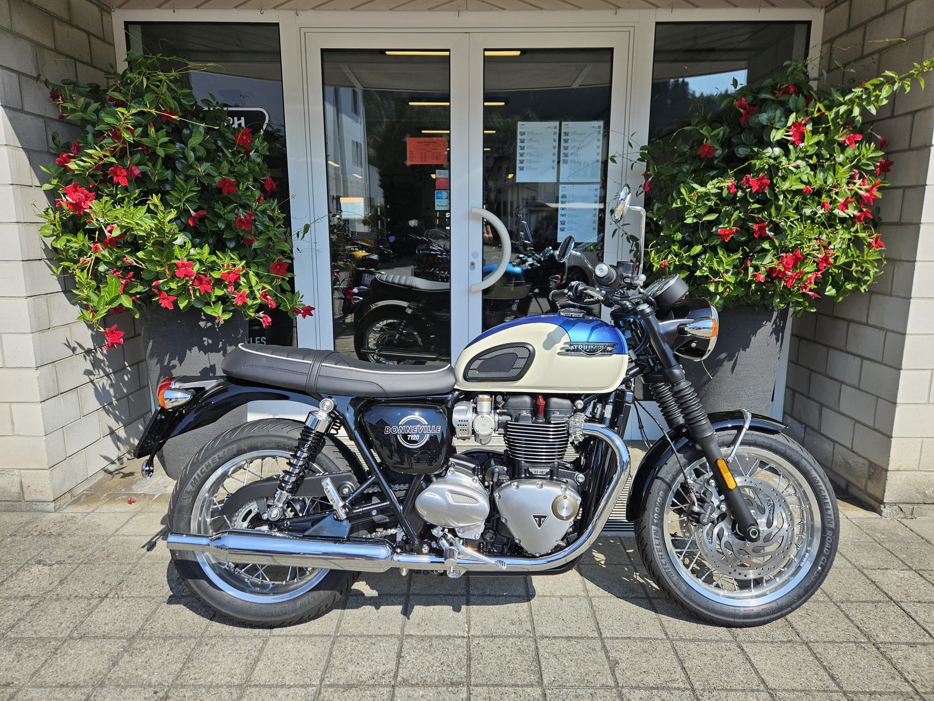 TRIUMPH Bonneville T120-showroom-element-1