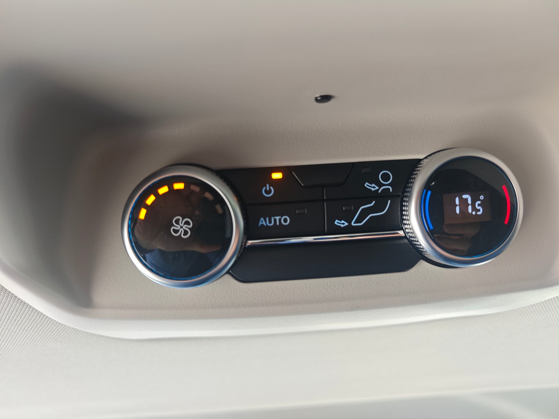 FORD Tourneo Bus 340 L1H1 PHEV Active-image-15