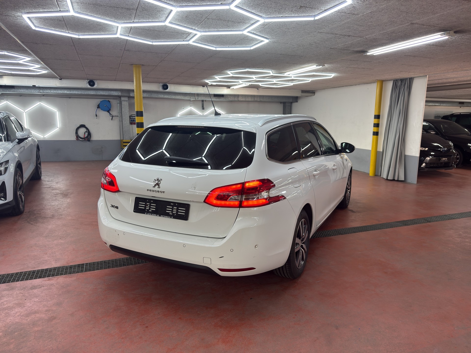 PEUGEOT 308 SW 1.5 BlueHDI Tech Edition EAT8-showroom-element-3