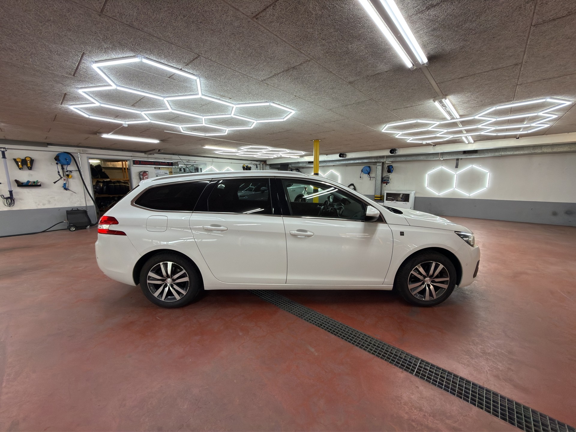 PEUGEOT 308 SW 1.5 BlueHDI Tech Edition EAT8-image-4