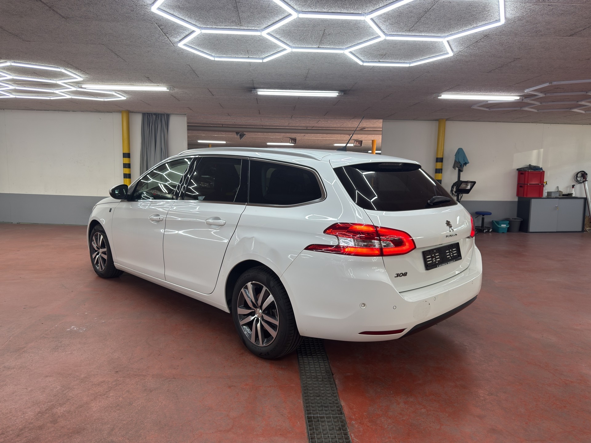 PEUGEOT 308 SW 1.5 BlueHDI Tech Edition EAT8-showroom-element-2