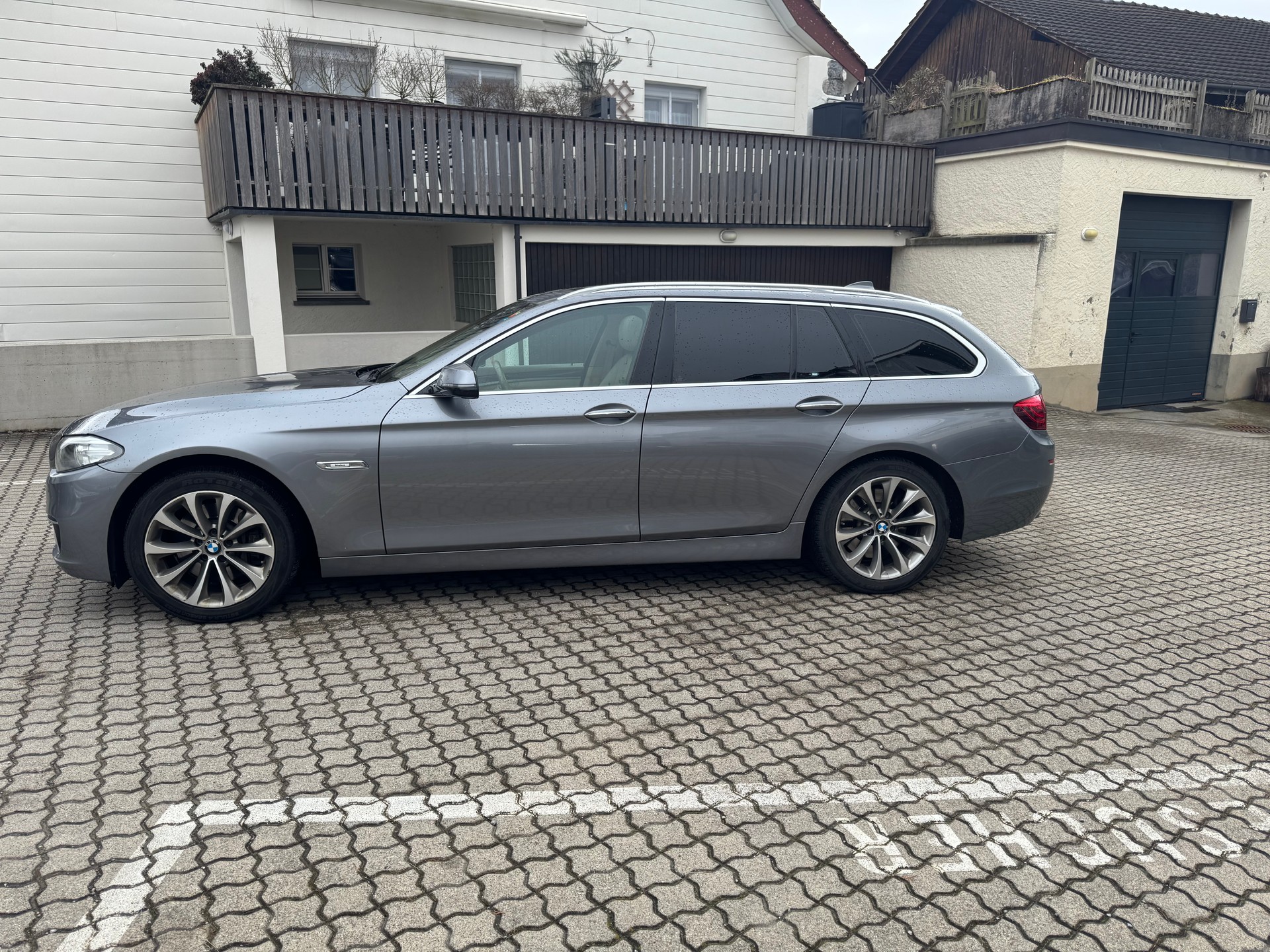 BMW 530d Touring xDrive Modern Line Steptronic-image-2