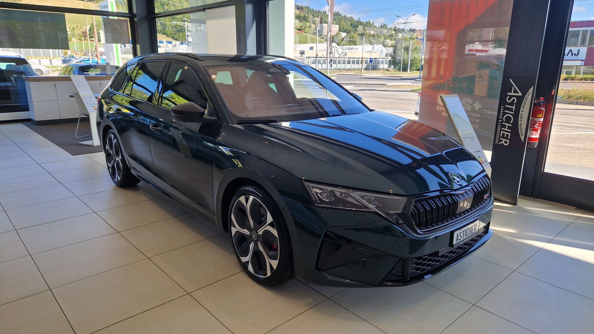 SKODA Octavia Combi 2.0 TSI DSG RS 30 Years Edition-image-0