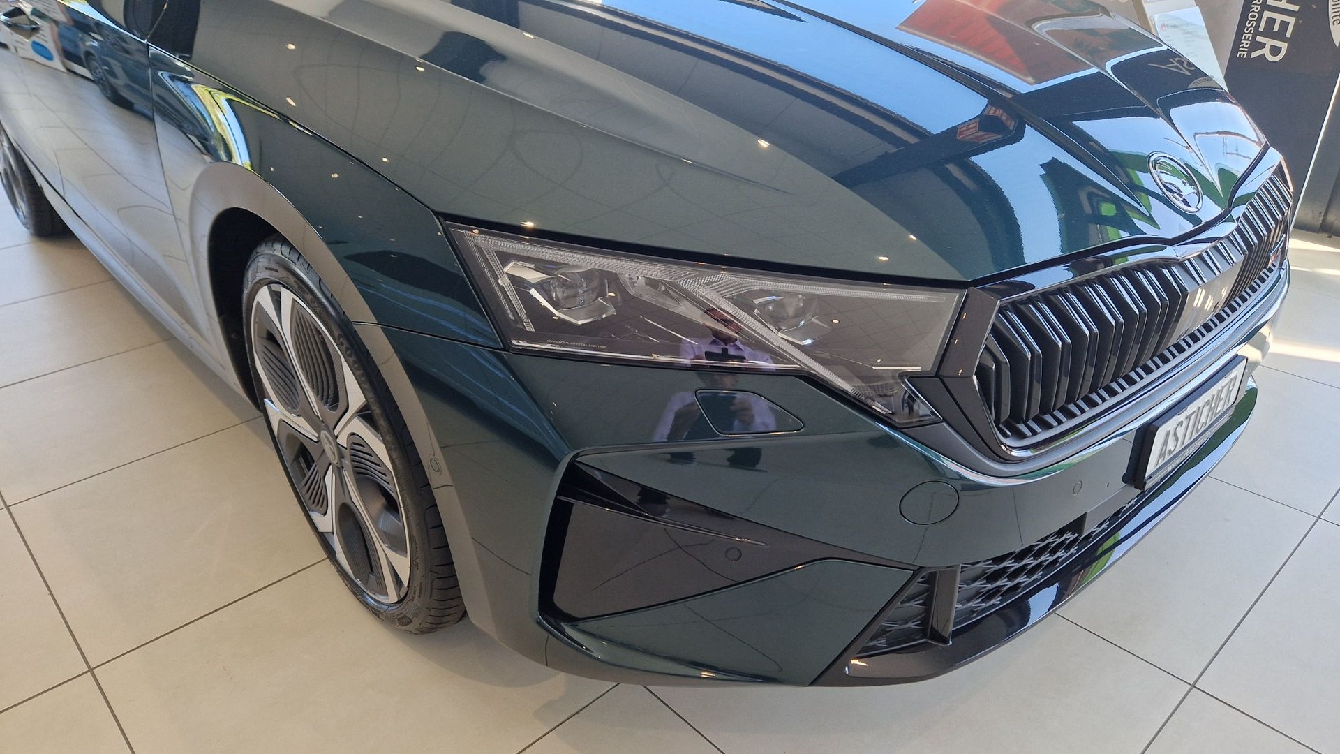 SKODA Octavia Combi 2.0 TSI DSG RS 30 Years Edition-image-12