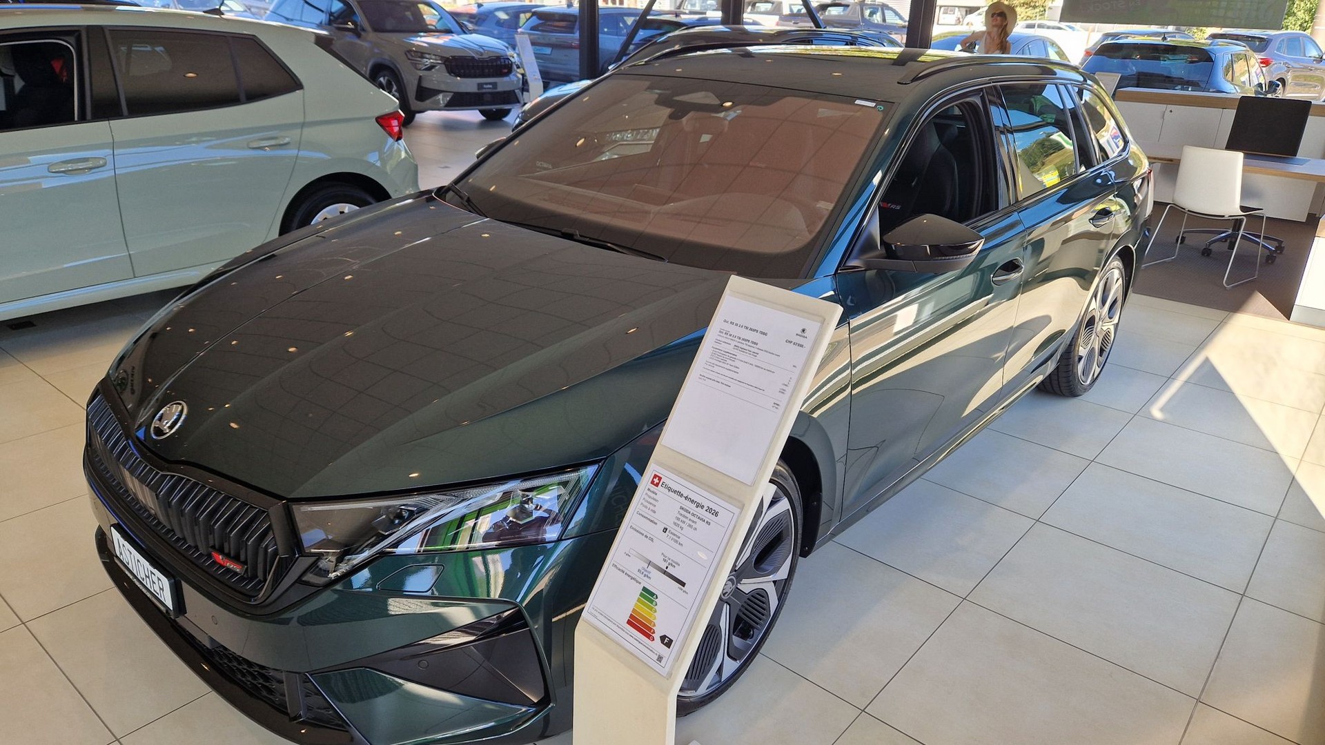 SKODA Octavia Combi 2.0 TSI DSG RS 30 Years Edition-image-9