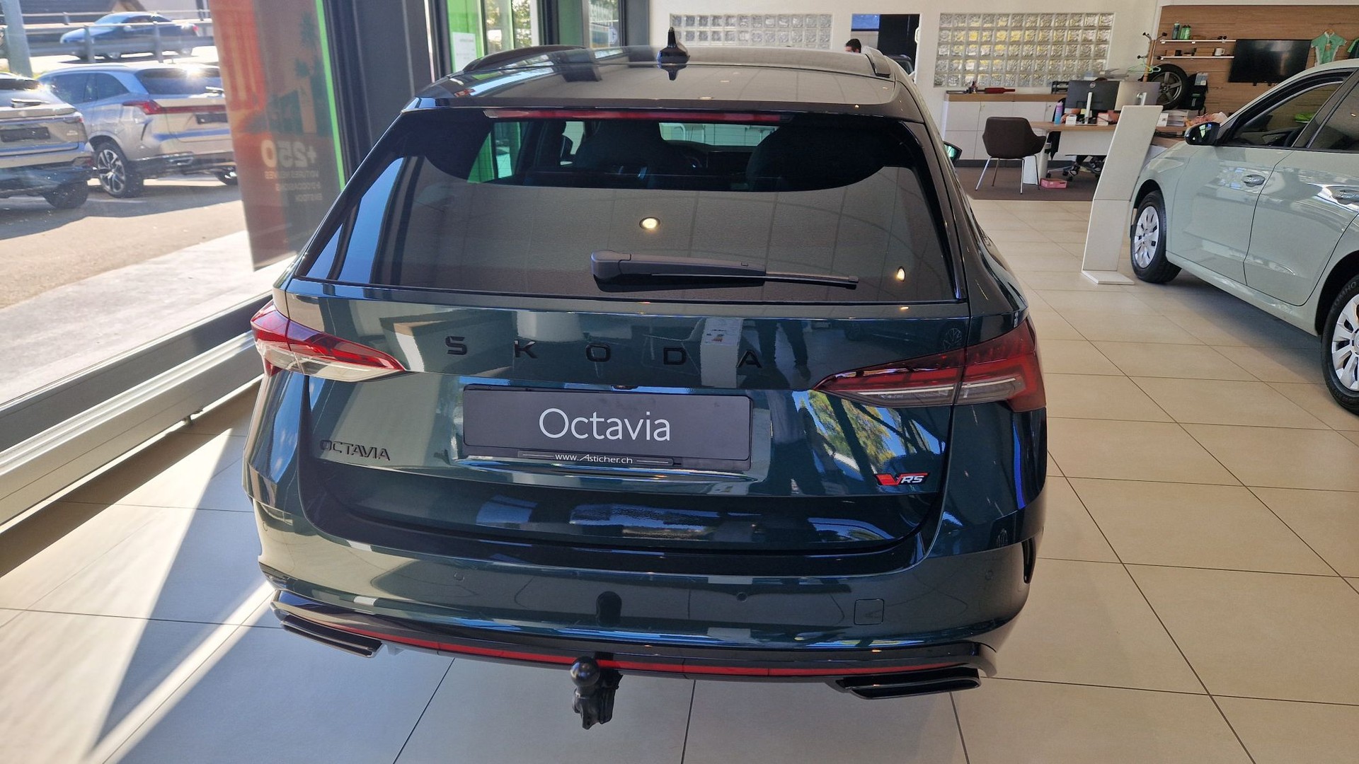 SKODA Octavia Combi 2.0 TSI DSG RS 30 Years Edition-image-2