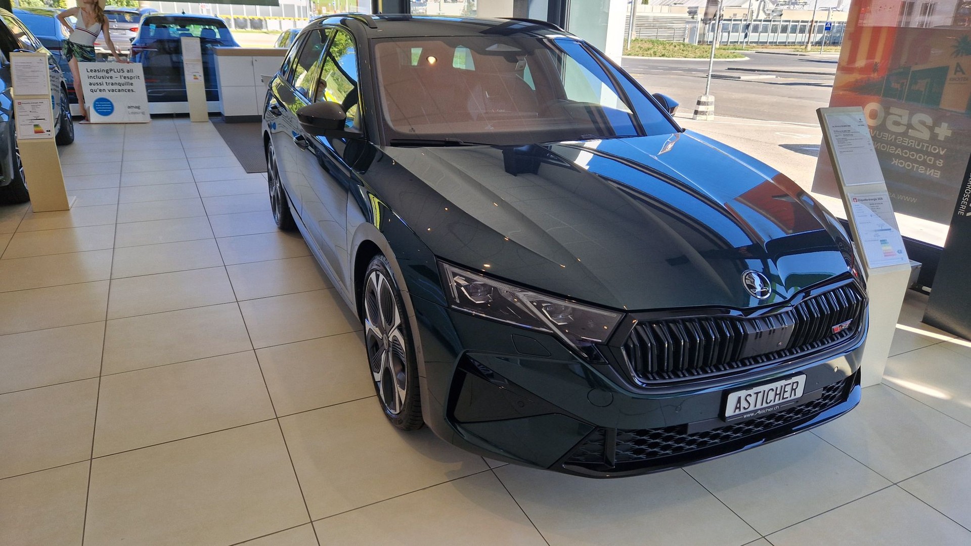 SKODA Octavia Combi 2.0 TSI DSG RS 30 Years Edition-image-4